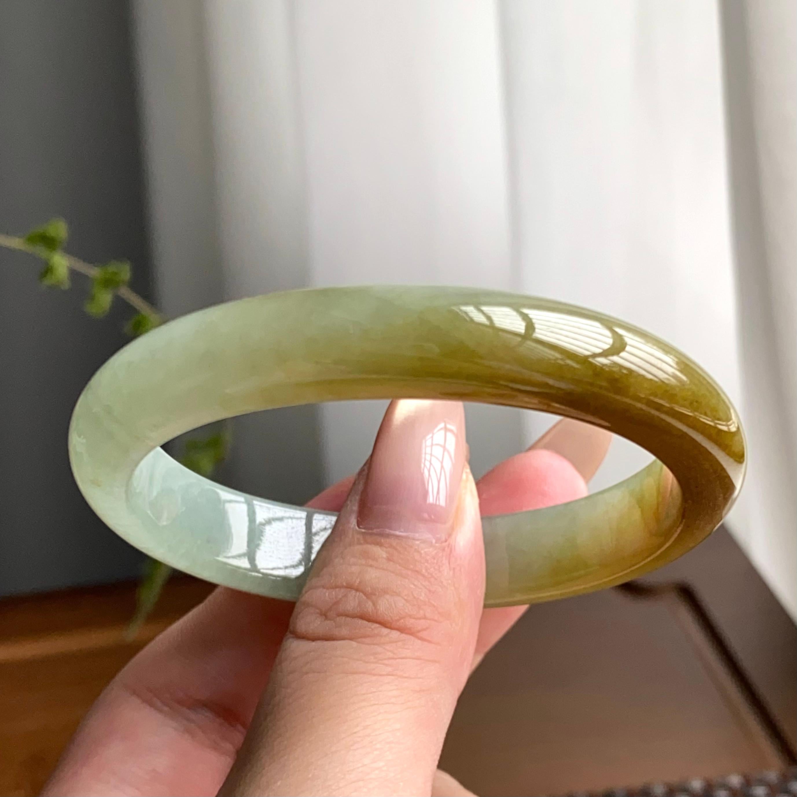 糯冰种黄翡伴山水贵妃镯（53圈）（yc247633）