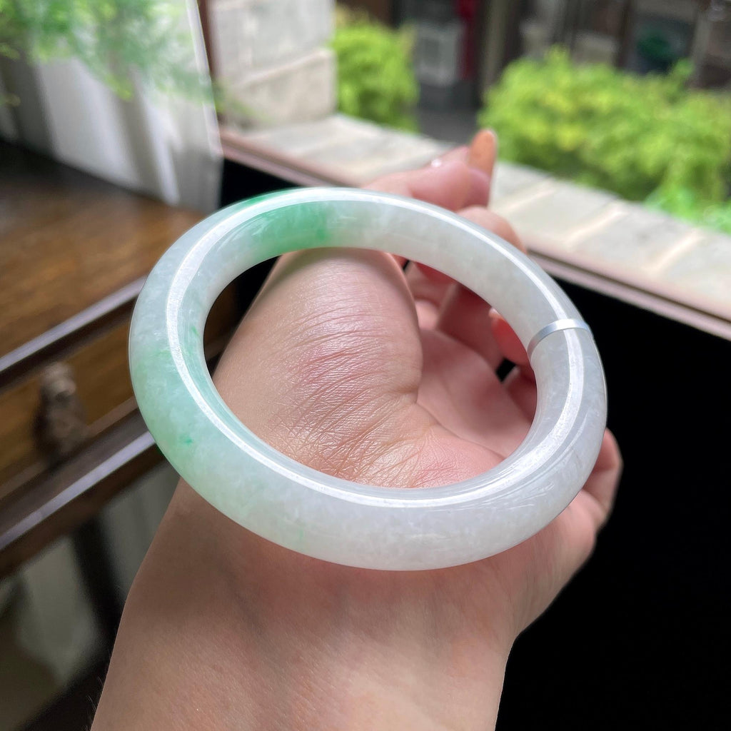 糯种阳绿白底青圆条 54圈 天然缅甸A货翡翠（yc696414）