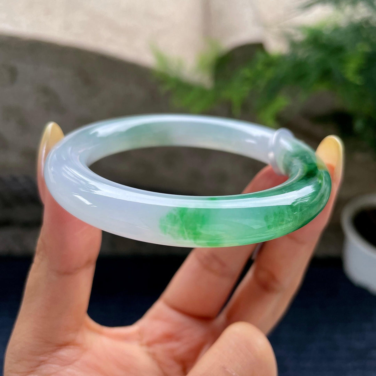 糯冰种飘绿圆条手镯54圈 （yc487040）