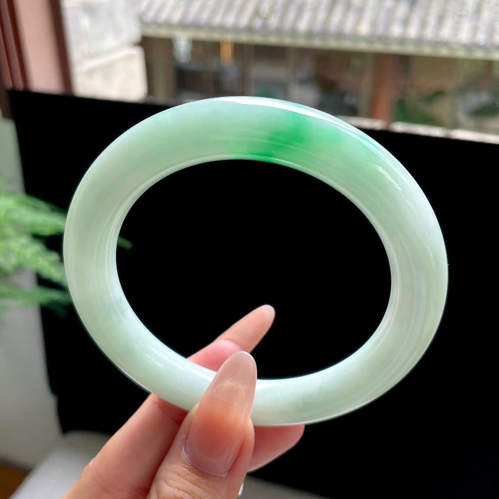 大圈口 糯种果绿底飘绿白底青圆条 61圈口 天然缅甸A货翡翠（yc527793）