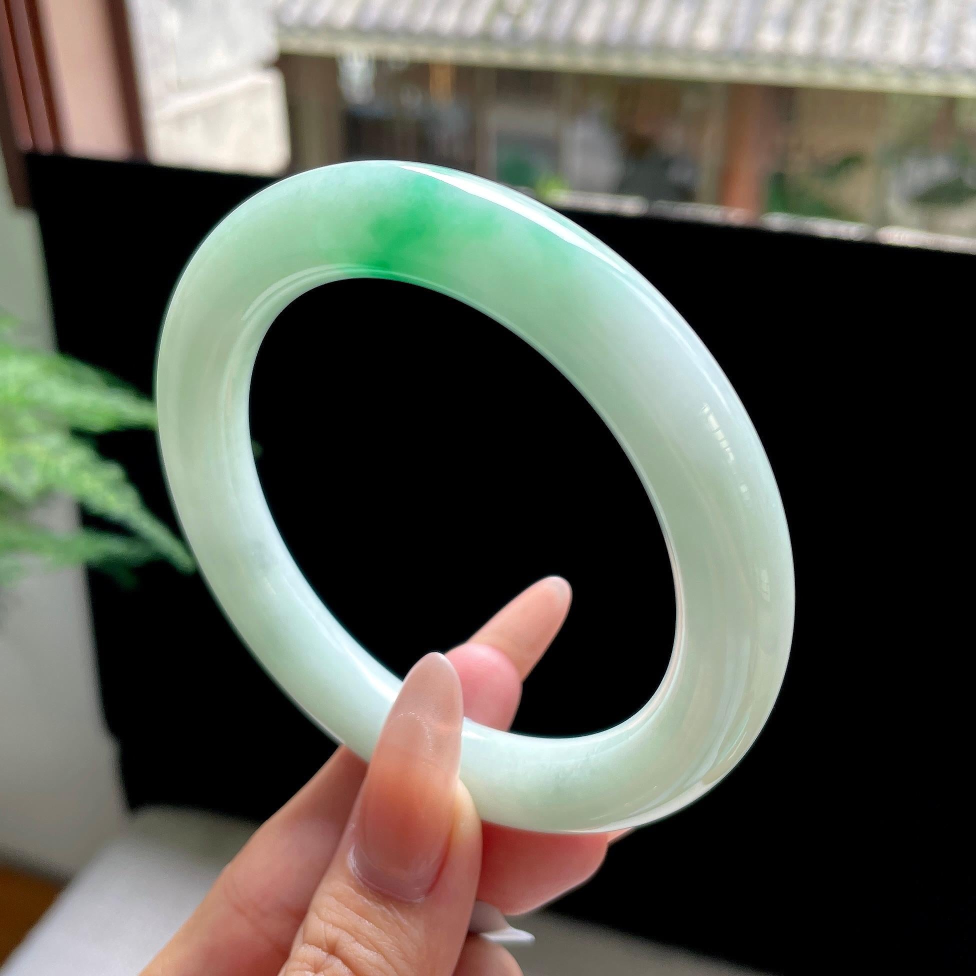 大圈口 糯种果绿底飘绿白底青圆条 61圈口 天然缅甸A货翡翠（yc527793）