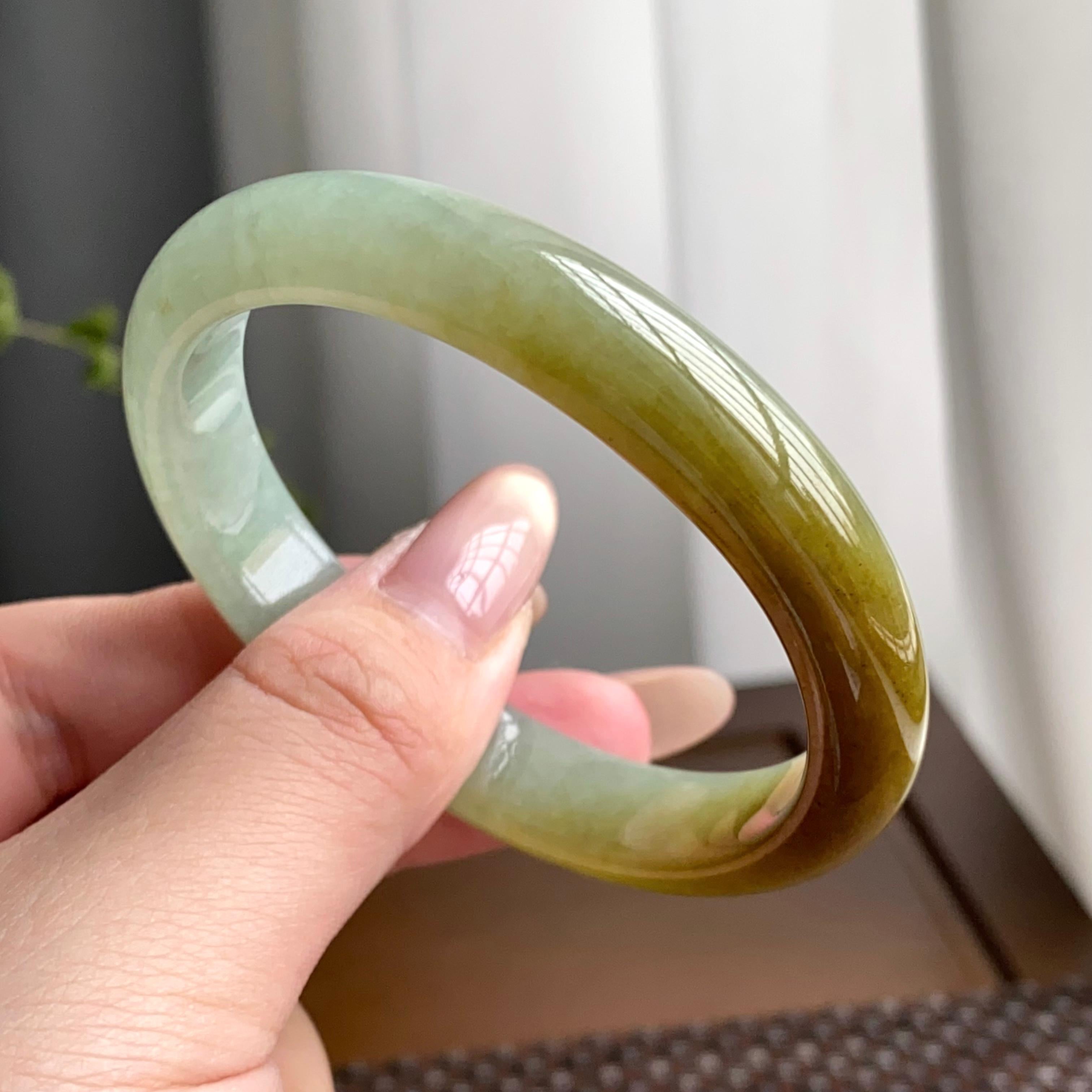 糯冰种黄翡伴山水贵妃镯（53圈）（yc247633）