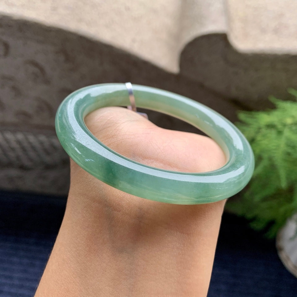糯冰种油青色贵妃圆条手镯（55.7mm）（yc092181）