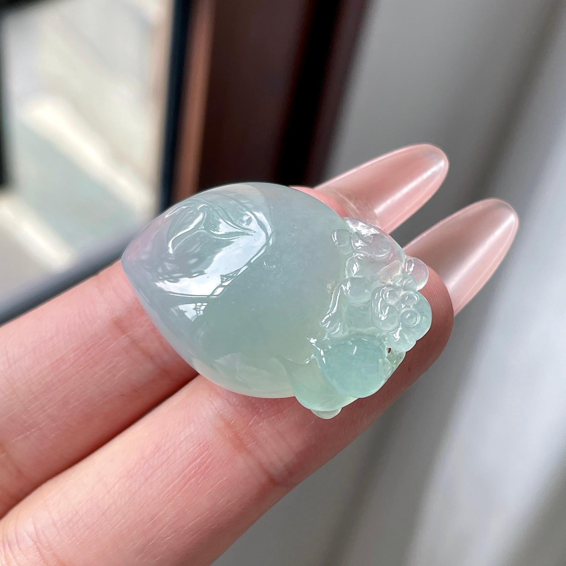 细糯种晴绿底灵猴献桃吊坠 天然缅甸A货翡翠（yc525991）