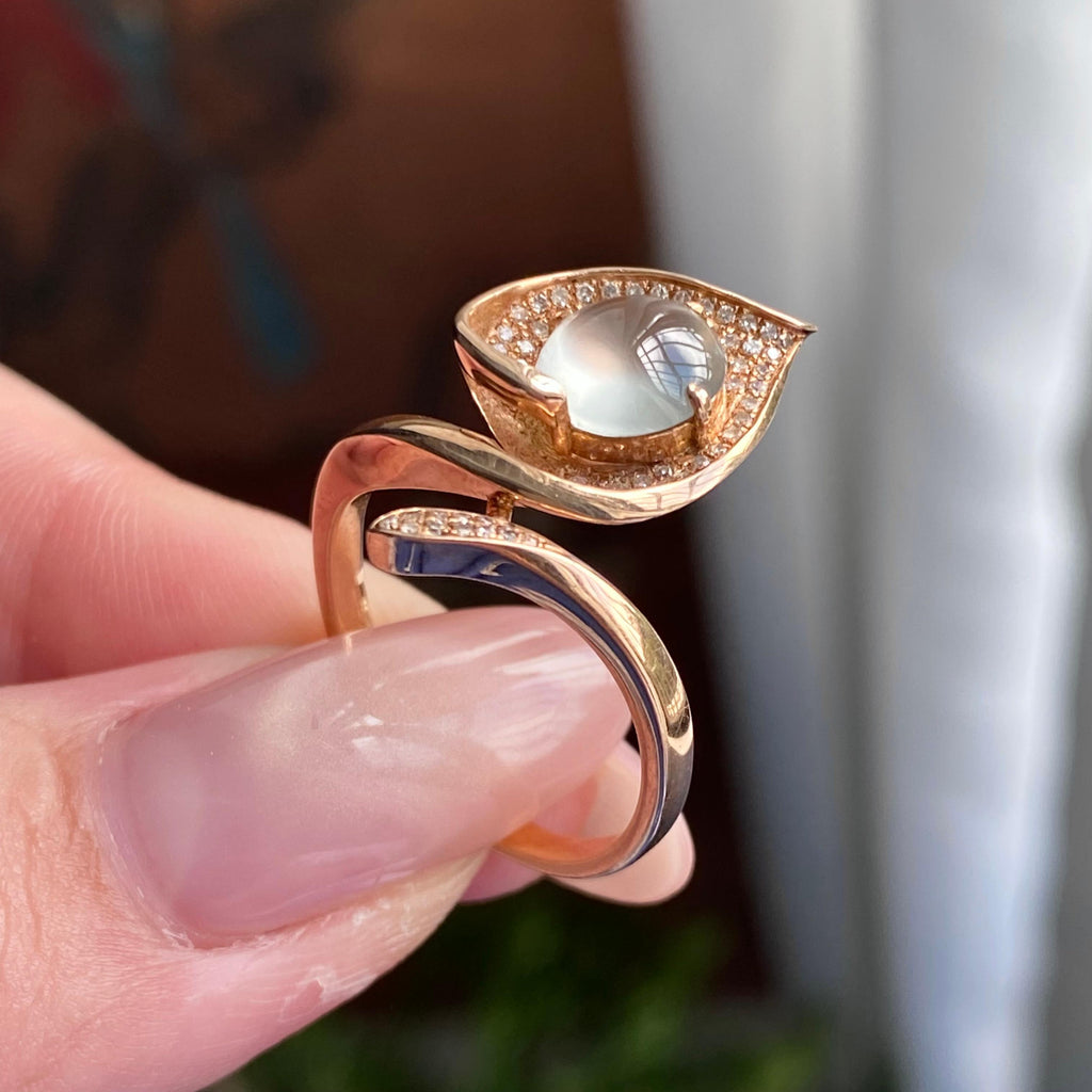 18k金钻镶冰玻种白月光蛋面戒指（yc235121）