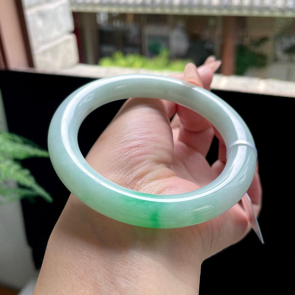 大圈口 糯种果绿底飘绿白底青圆条 61圈口 天然缅甸A货翡翠（yc527793）
