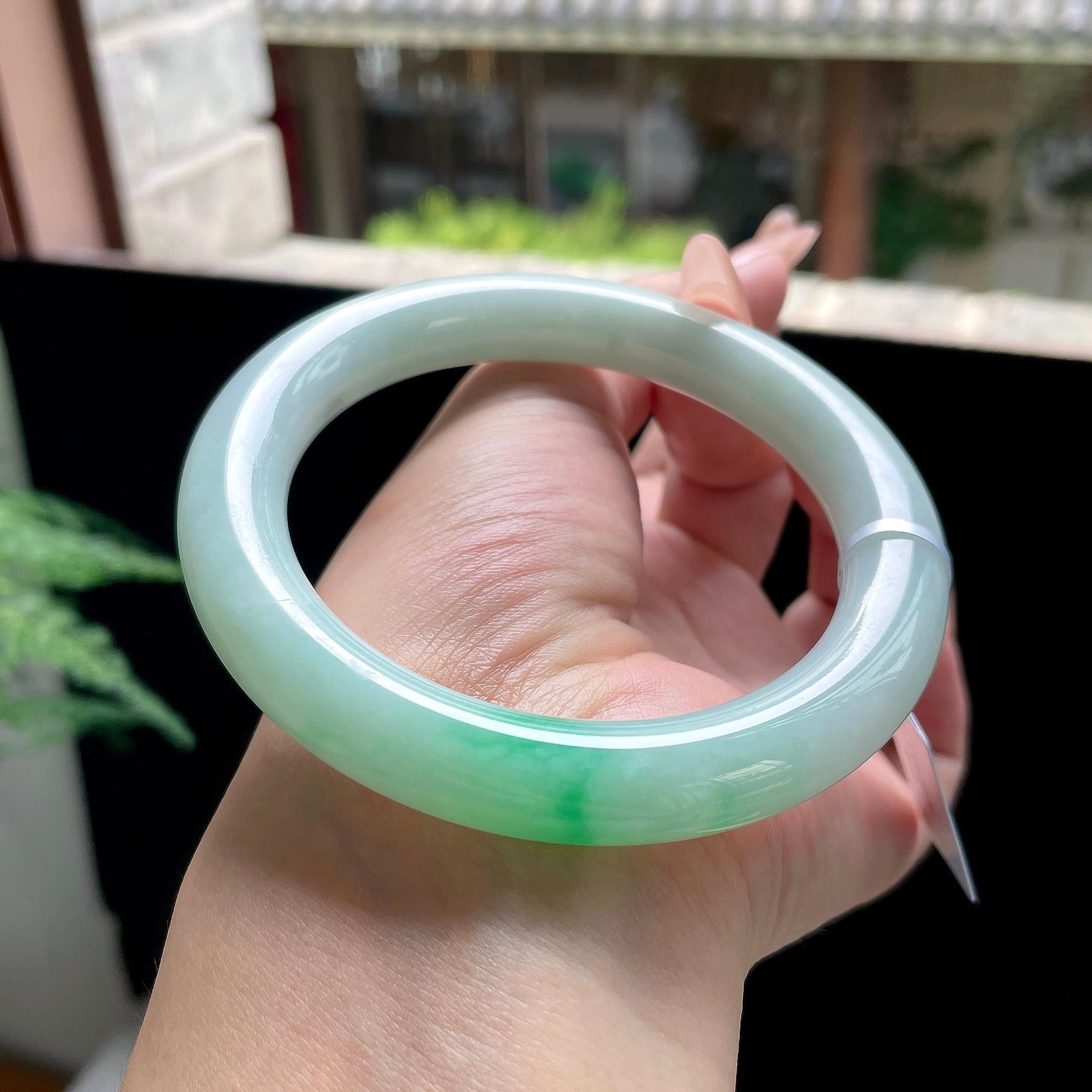 大圈口 糯种果绿底飘绿白底青圆条 61圈口 天然缅甸A货翡翠（yc527793）