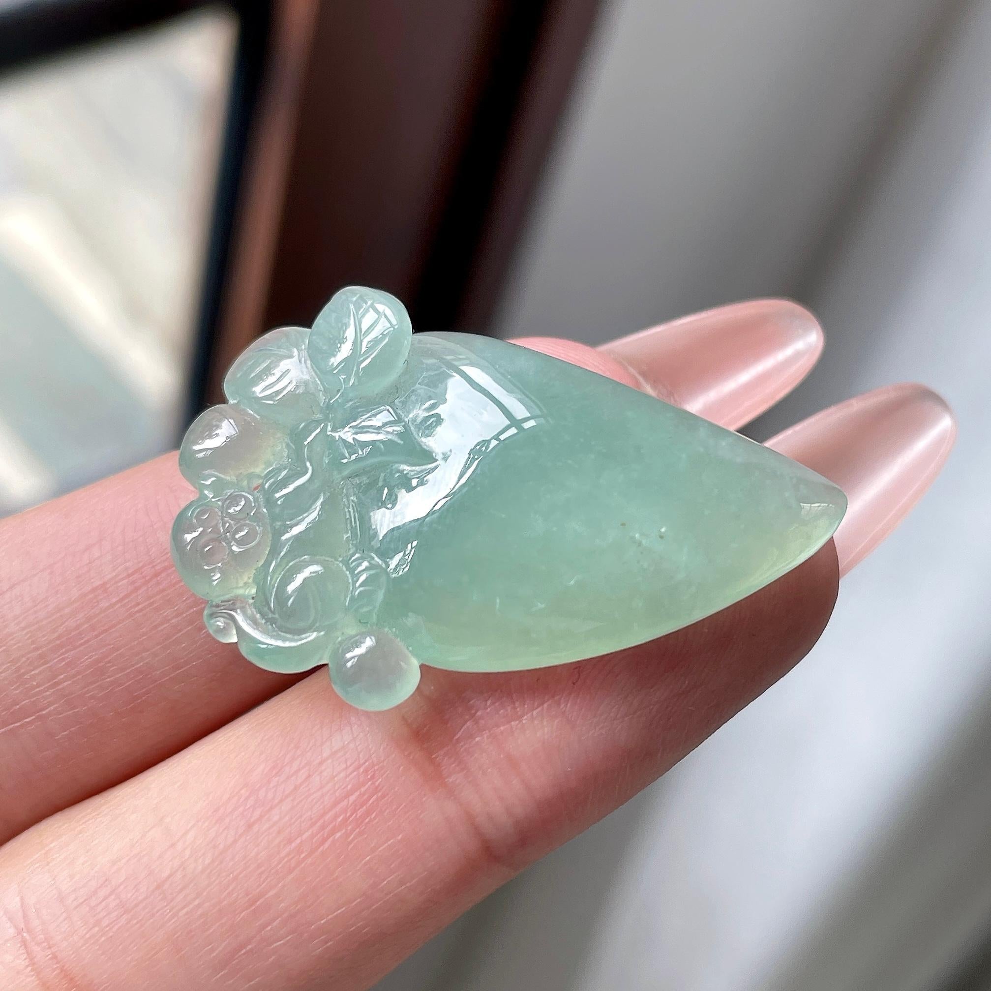 细糯种晴绿底灵猴献桃吊坠 天然缅甸A货翡翠（yc525989）