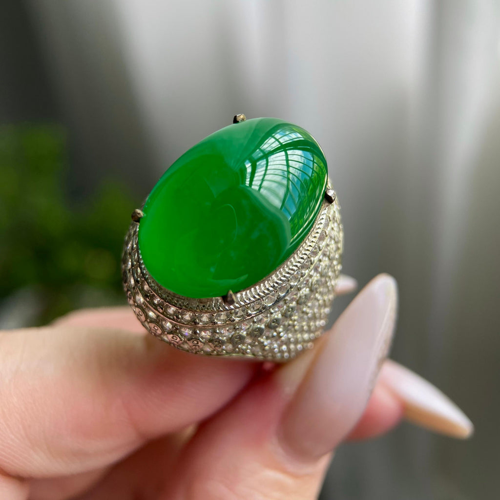 冰种阳绿鸽子蛋裸石（yc212891）