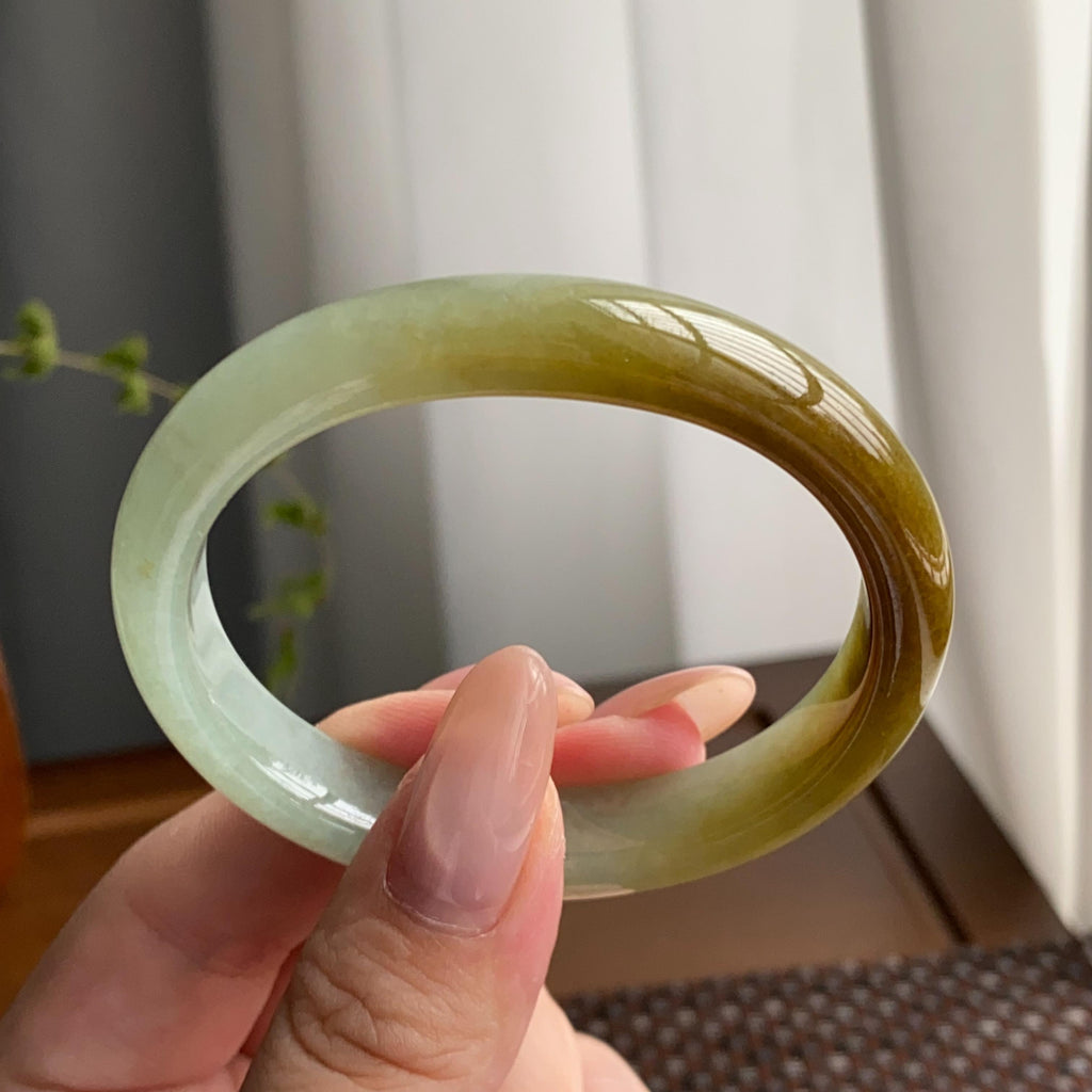 糯冰种黄翡伴山水贵妃镯（53圈）（yc247633）