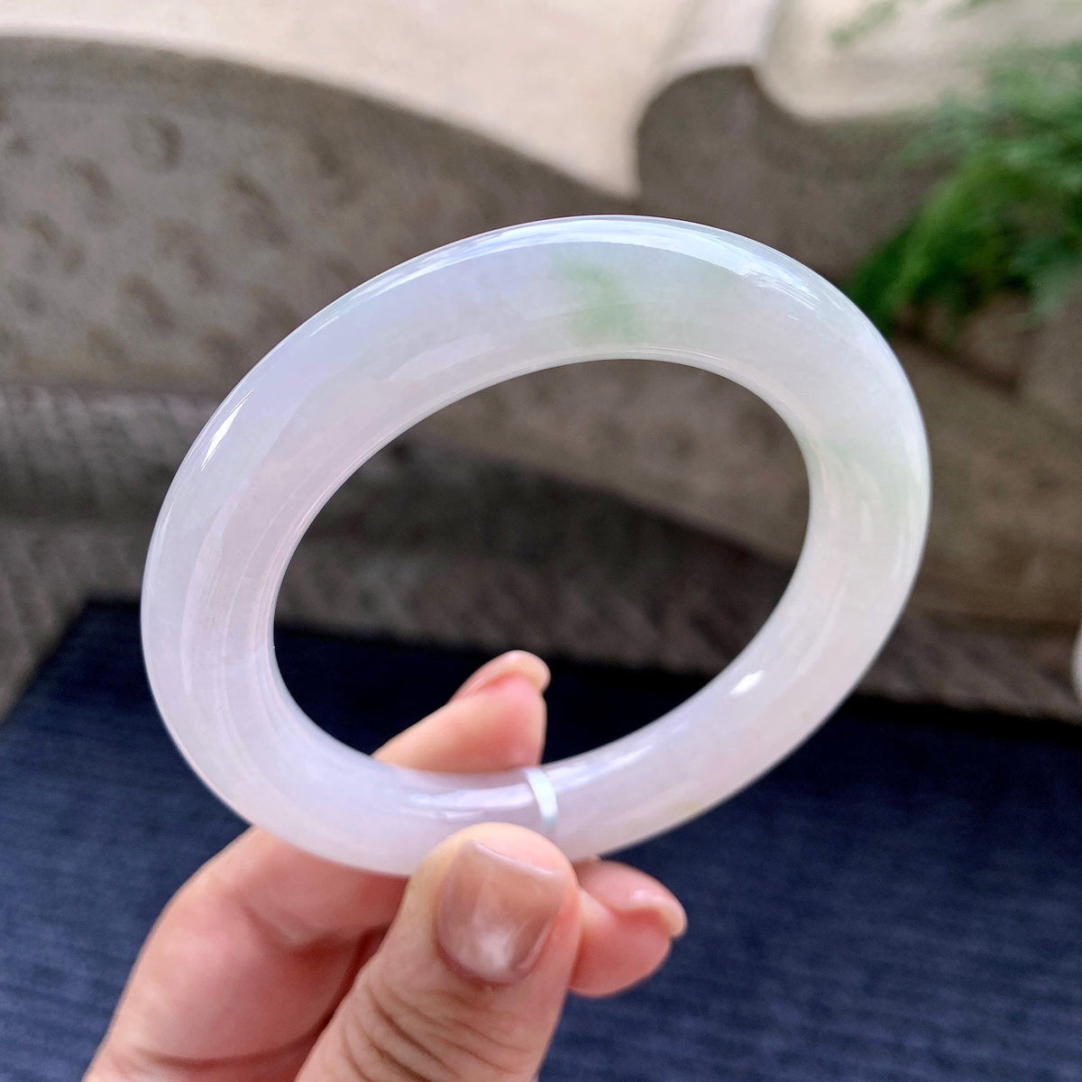 细糯种淡粉底飘绿花圆条手镯 54圈口 （yc705877）