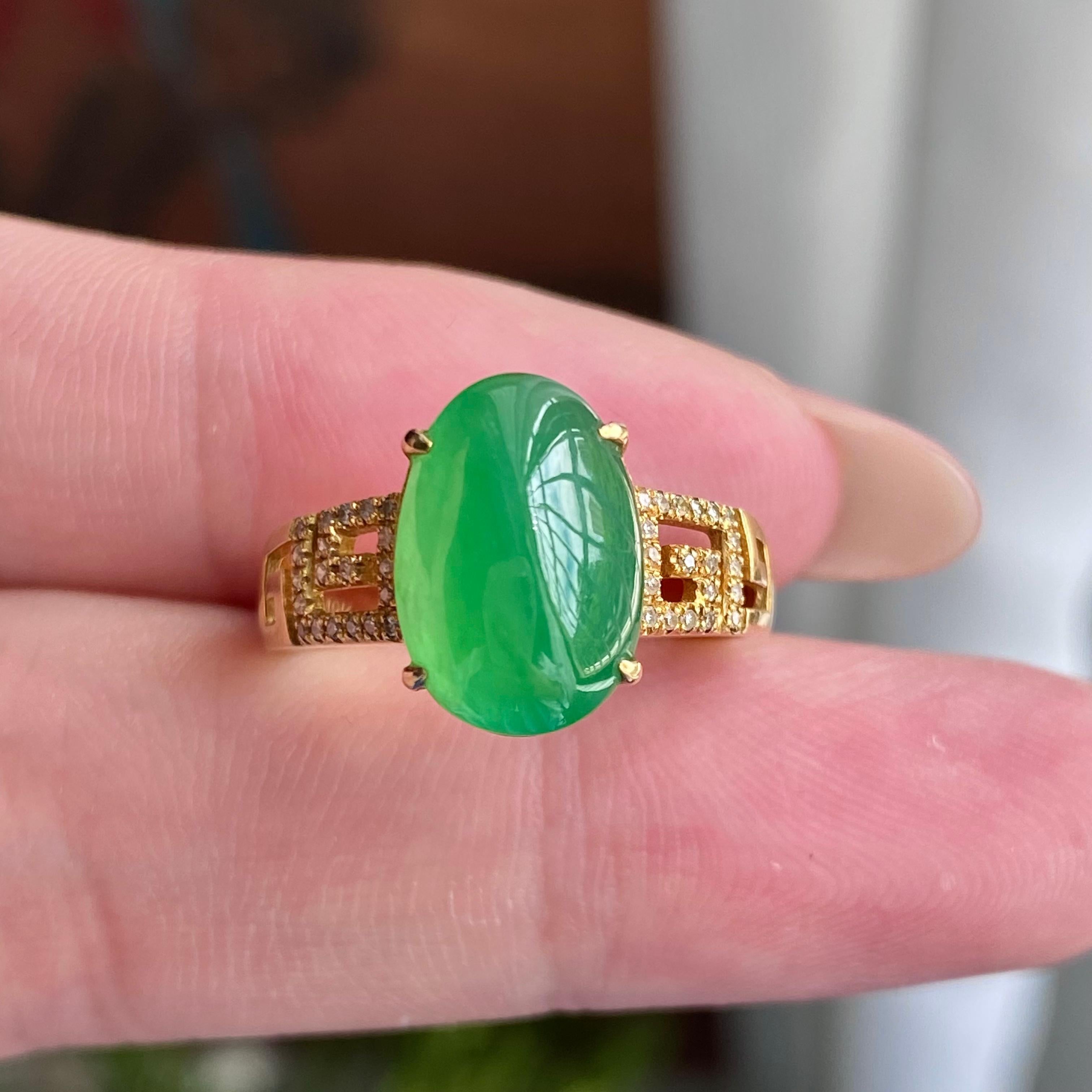 18k金钻镶冰种满绿椭圆蛋面戒指（yc235119）