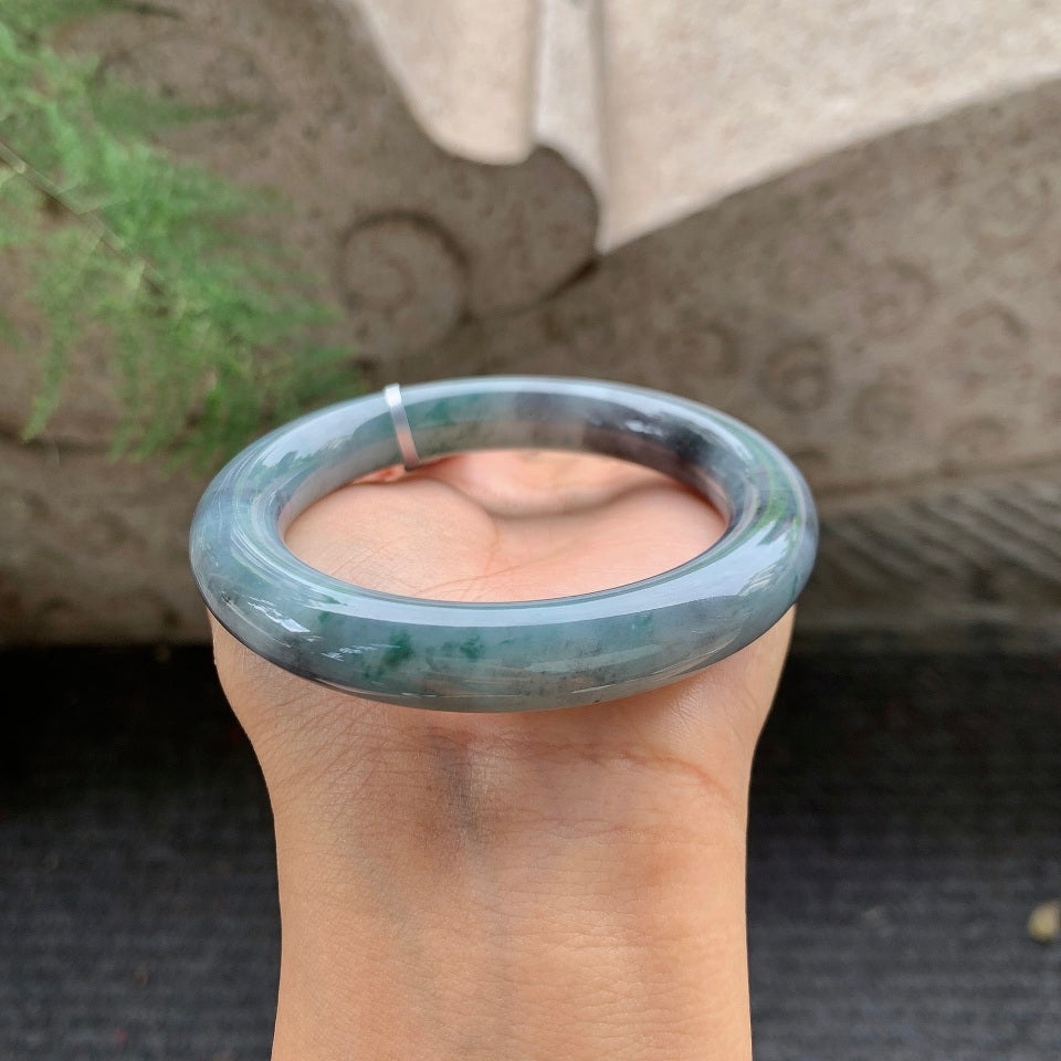 糯种乌鸡飘绿翡翠圆条手镯（57.2mm）（yc017423）