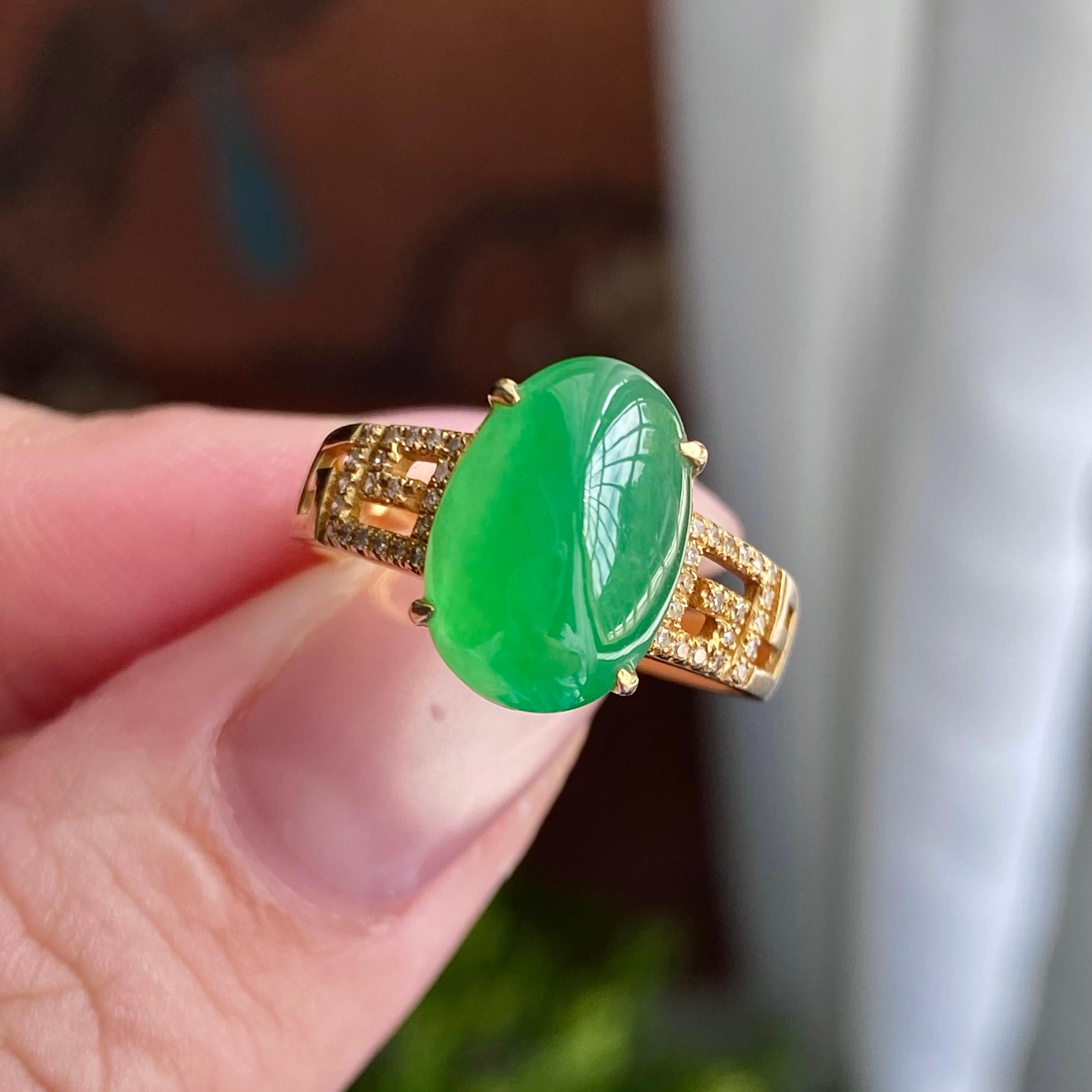 18k金钻镶冰种满绿椭圆蛋面戒指（yc235119）