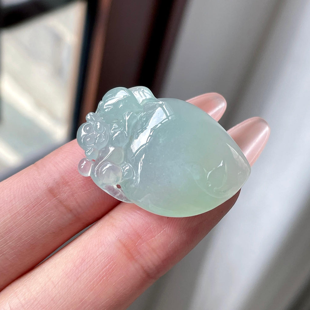 细糯种晴绿底灵猴献桃吊坠 天然缅甸A货翡翠（yc525991）
