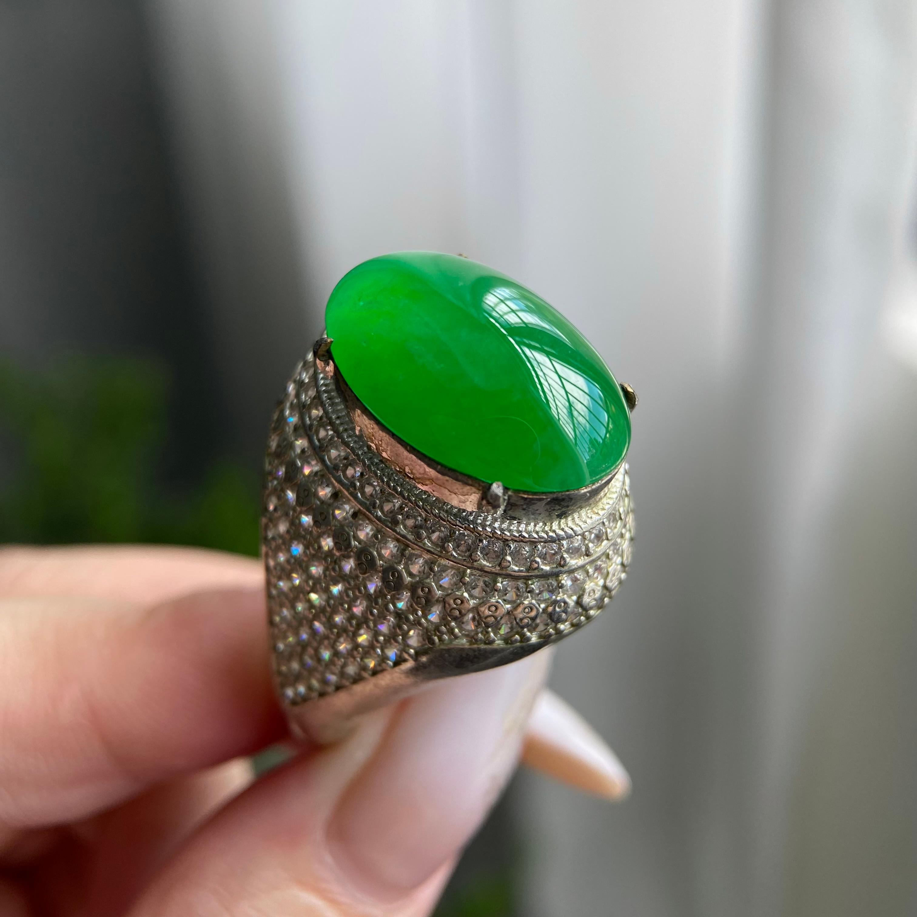 冰种阳绿鸽子蛋裸石（yc212891）