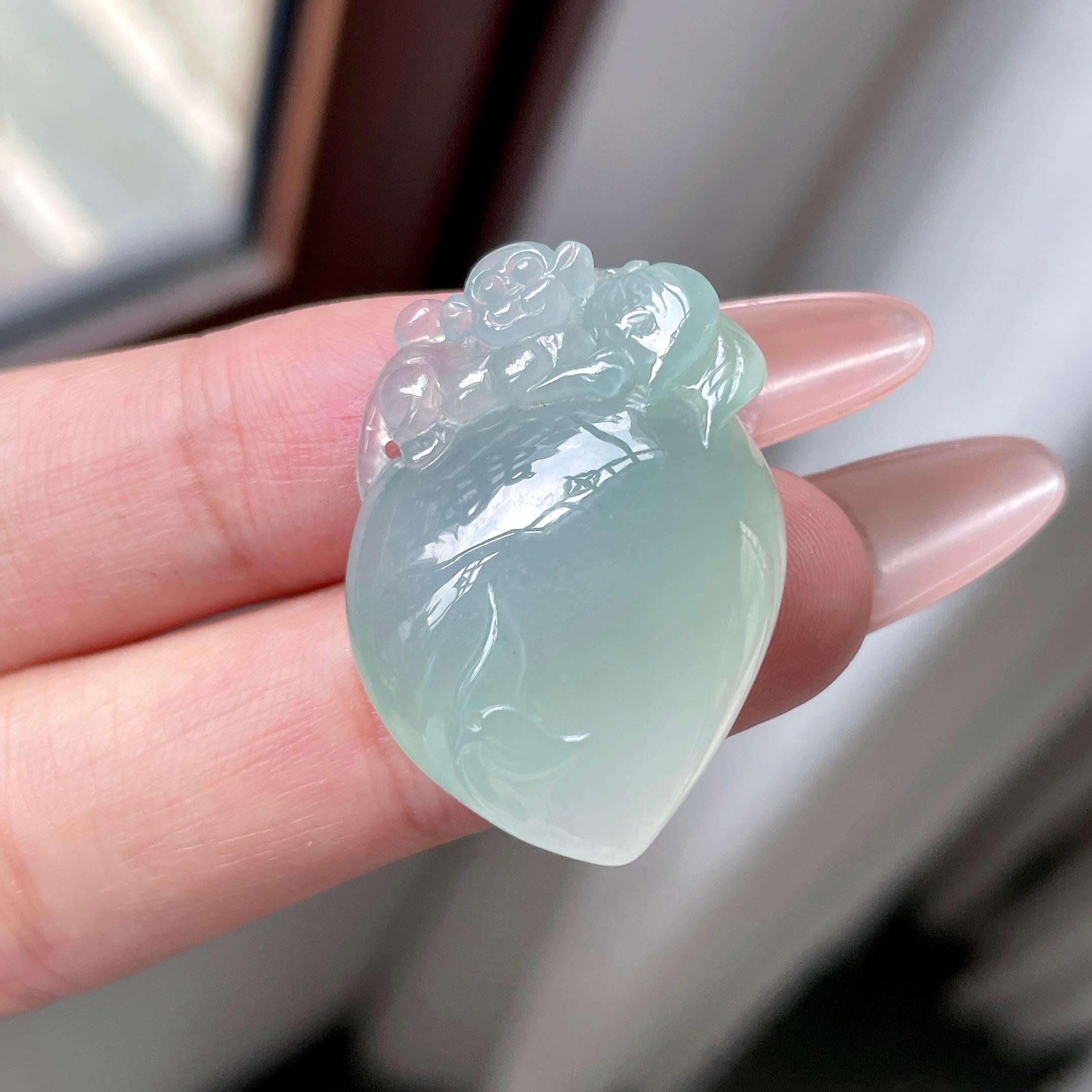 细糯种晴绿底灵猴献桃吊坠 天然缅甸A货翡翠（yc525991）
