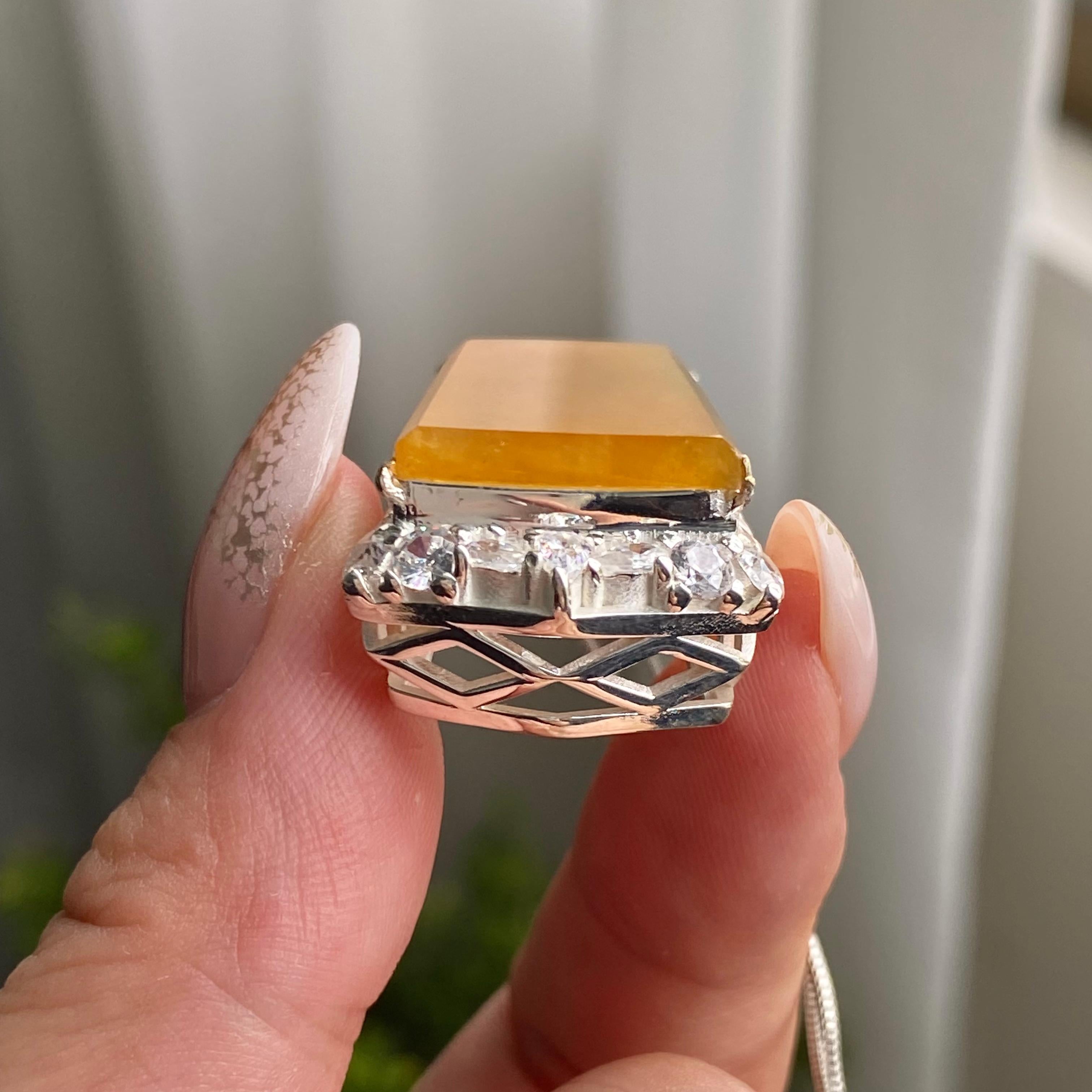 冰种黄翡无事牌裸石（yc206197）