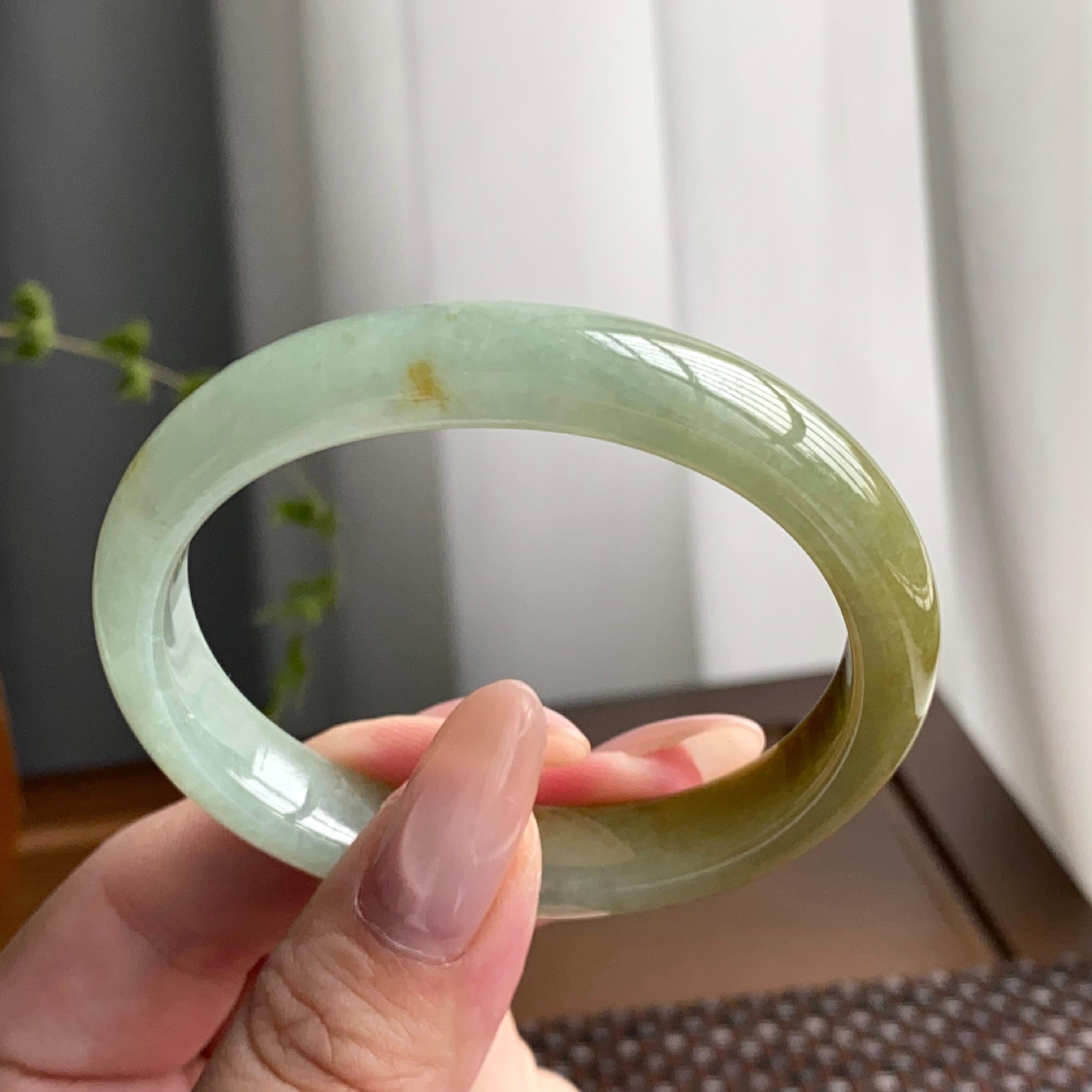 糯冰种黄翡伴山水贵妃镯（53圈）（yc247633）