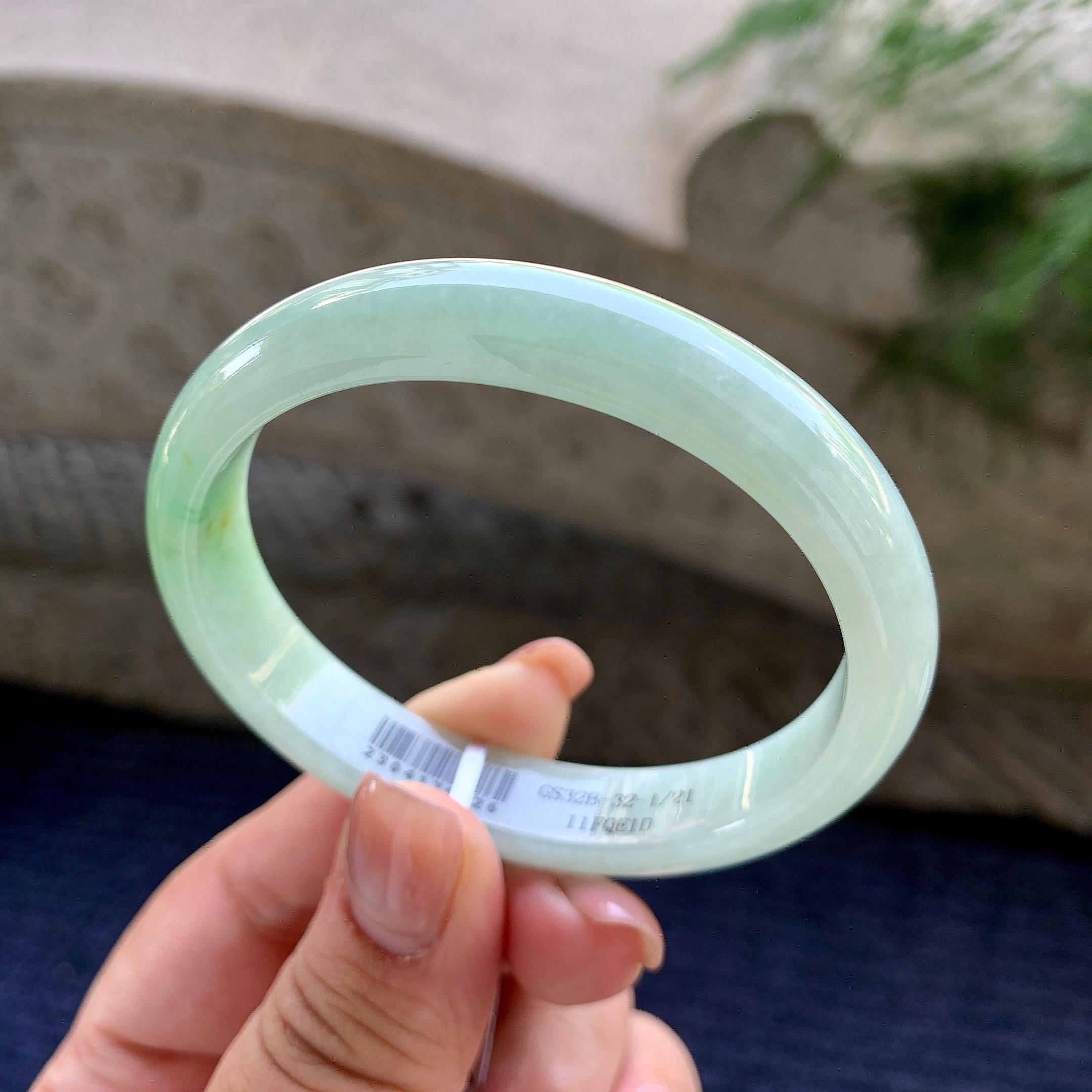 细糯种晴底贵妃手镯 57圈口 天然缅甸A货翡翠（yc502573）