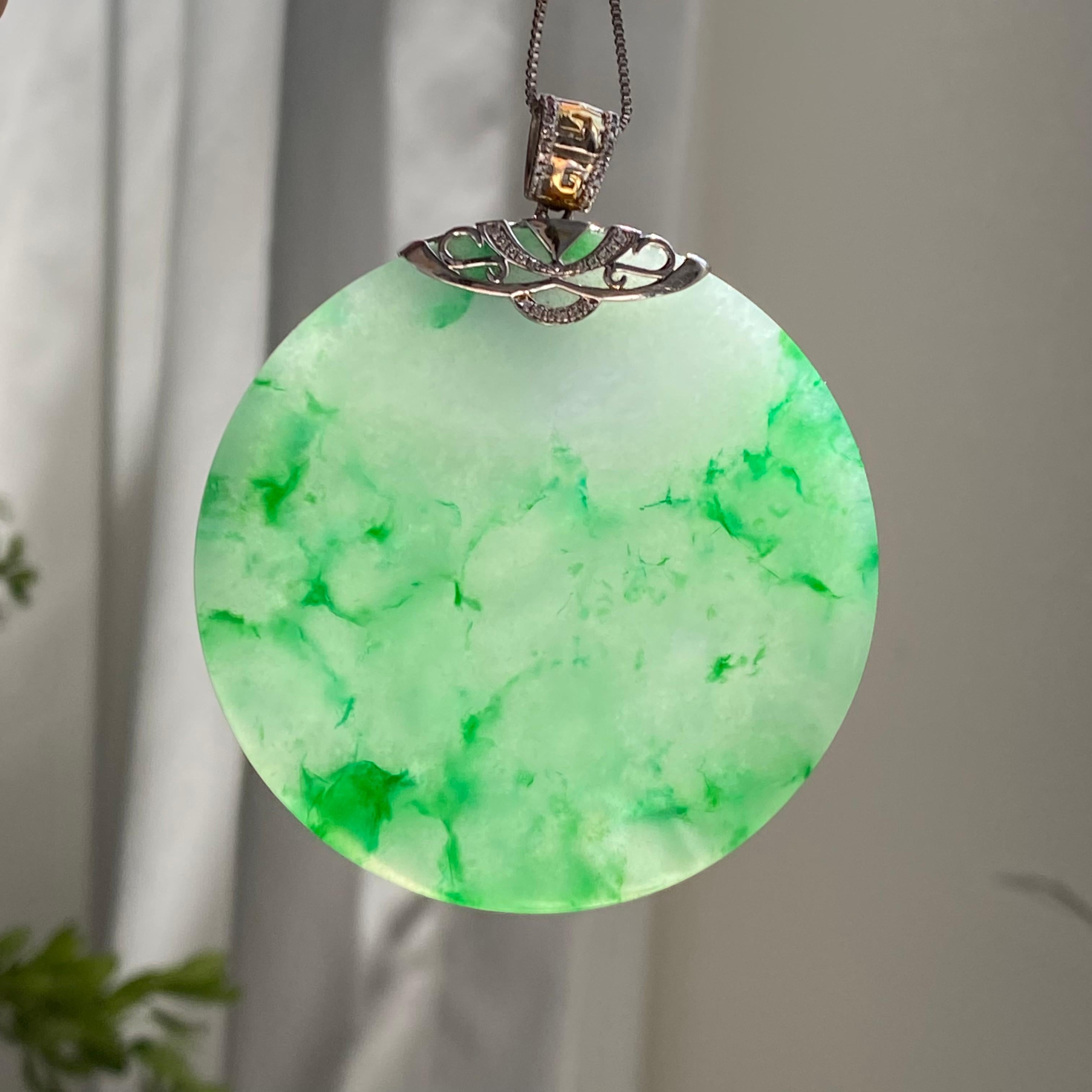 18k金钻镶糯冰种飘金丝阳绿圆牌吊坠（yc214450）