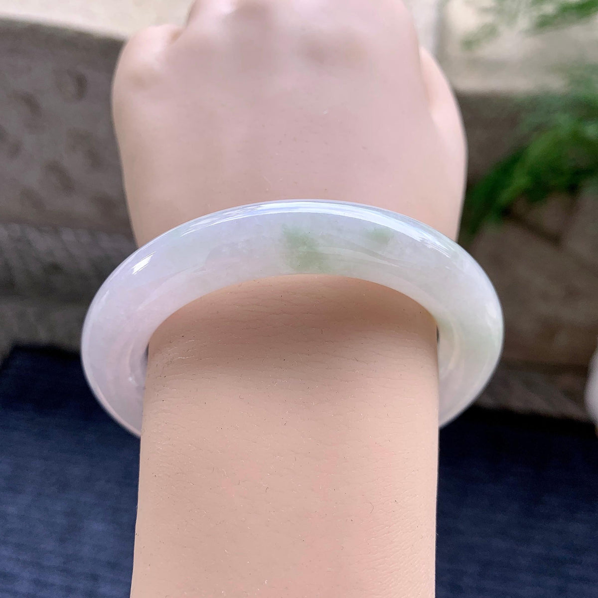细糯种淡粉底飘绿花圆条手镯 54圈口 （yc705877）