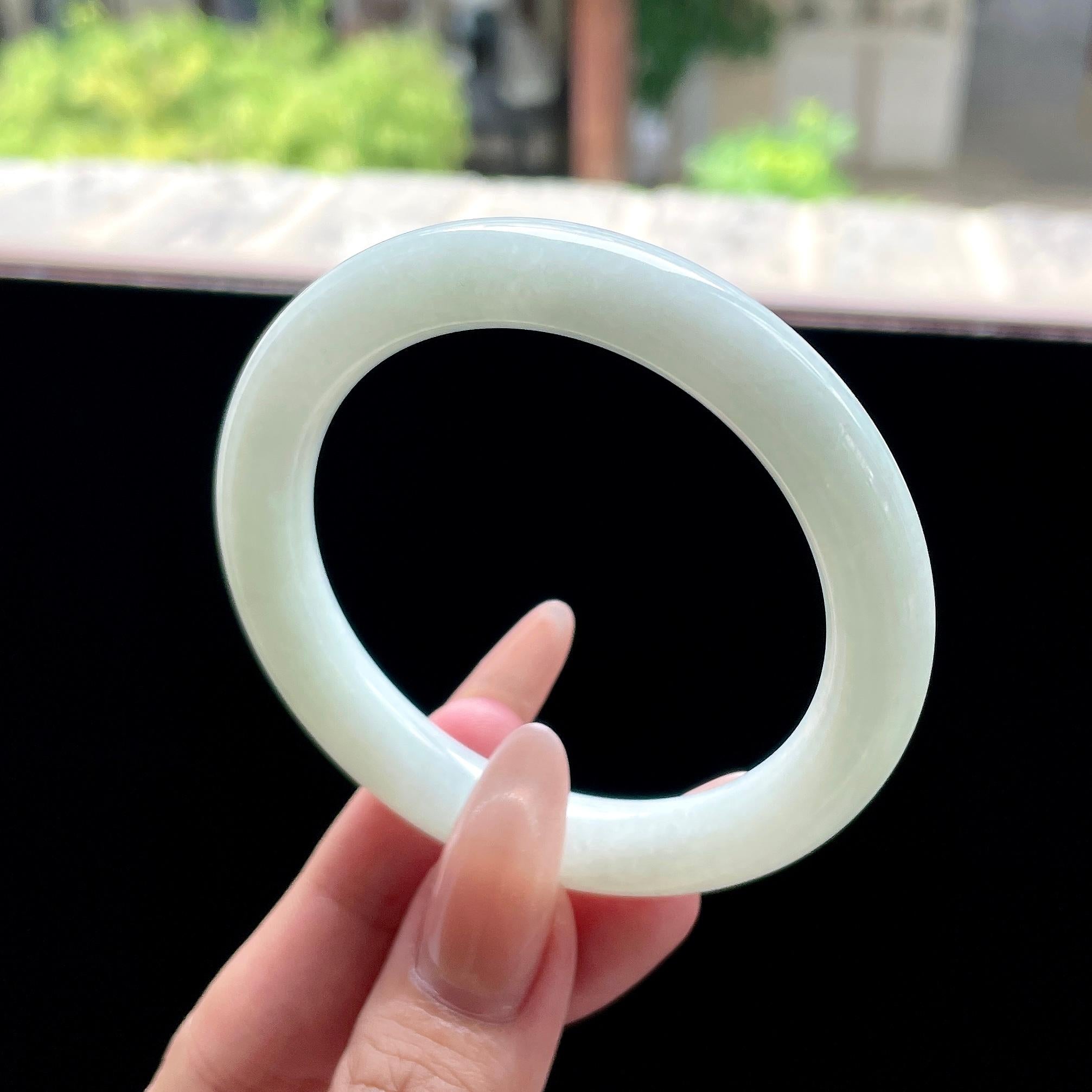 糯种带底色淡果绿圆条 53.4圈 天然缅甸A货翡翠（yc522708）