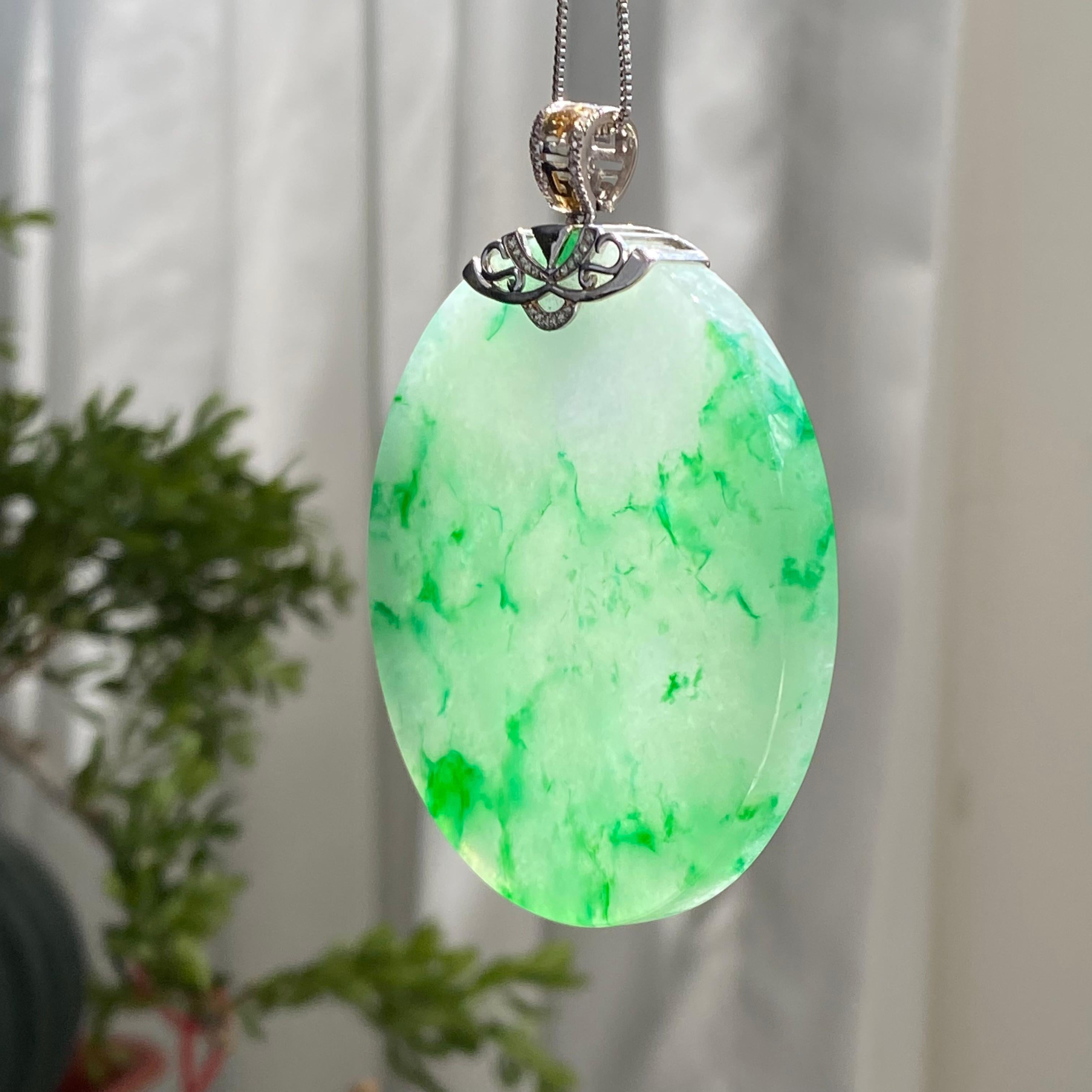 18k金钻镶糯冰种飘金丝阳绿圆牌吊坠（yc214450）