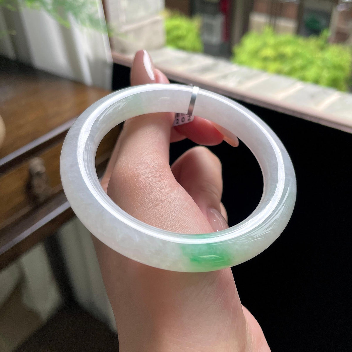 糯种翠绿白底青圆条 55.4圈 天然缅甸A货翡翠（yc696440）