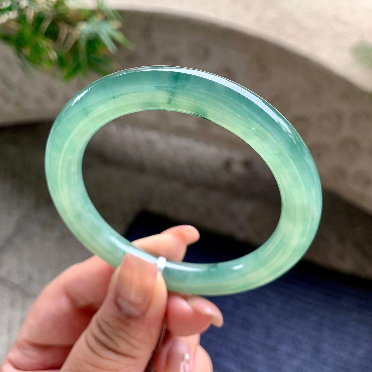 糯冰种湖水绿飘蓝花圆条手镯 55圈口 天然缅甸A货翡翠（yc701184）