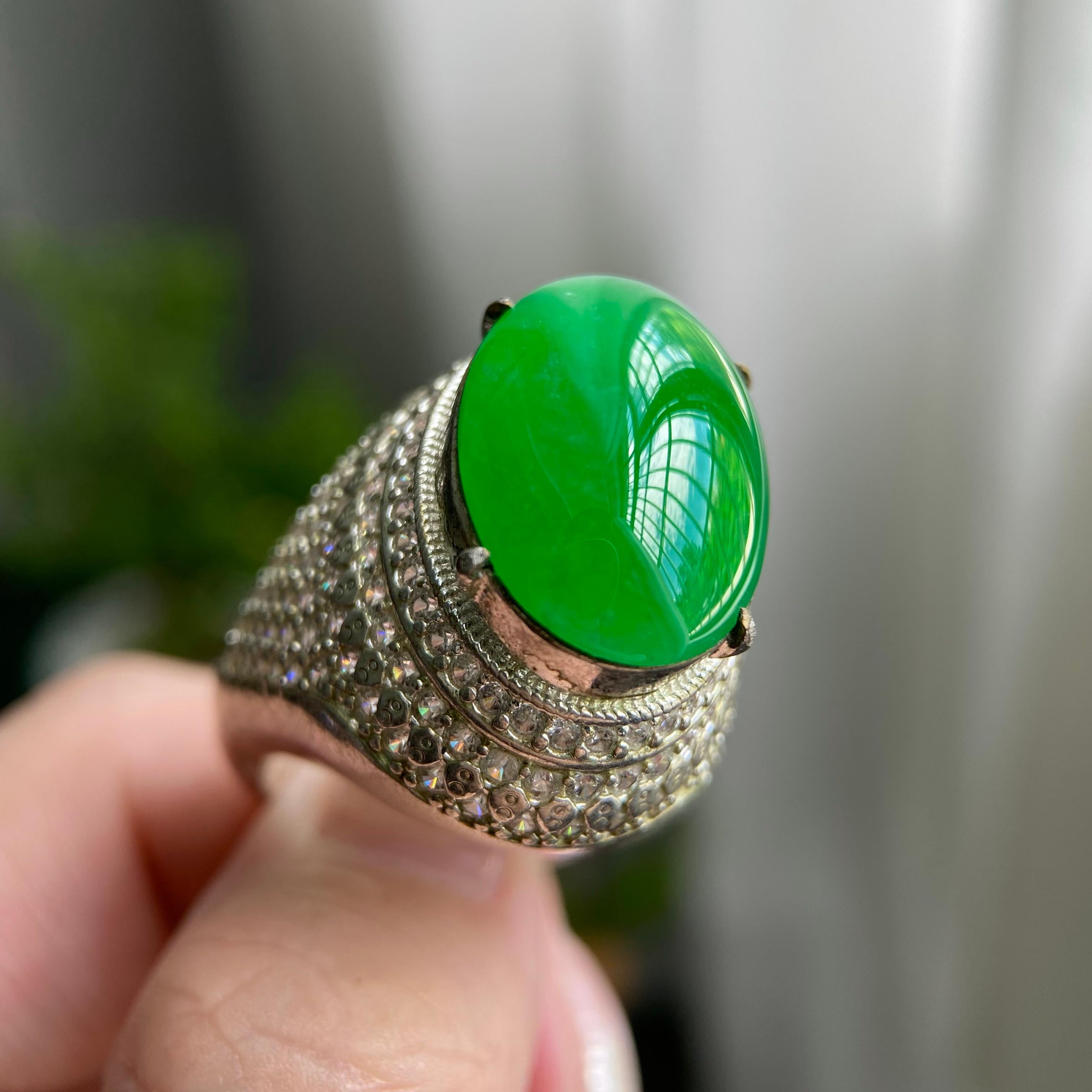 冰种阳绿鸽子蛋裸石（yc212891）