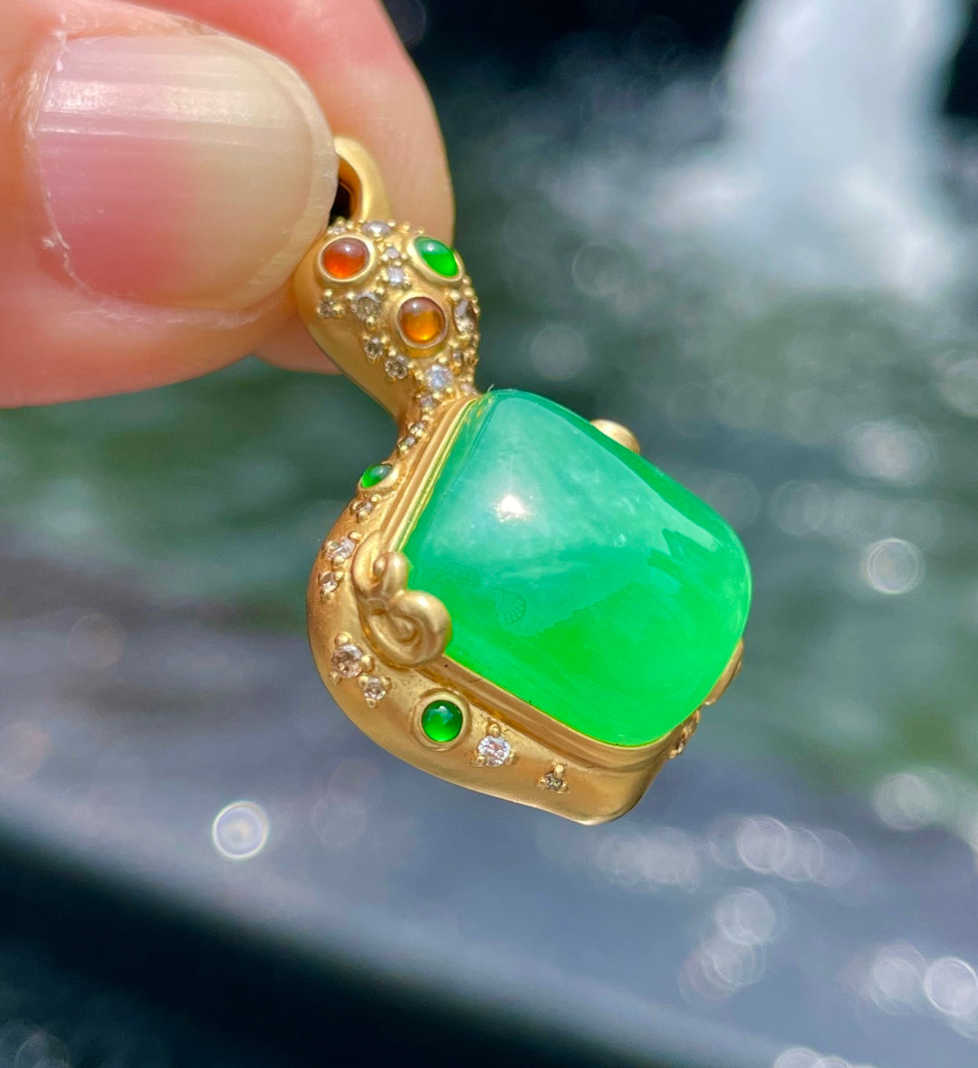 绿随形 顺原石天然轮廓，琢一方绿翡随形。（wg0031707）