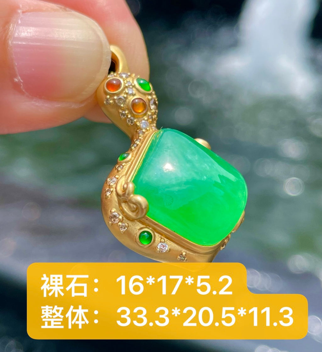 绿随形 顺原石天然轮廓，琢一方绿翡随形。（wg0031707）