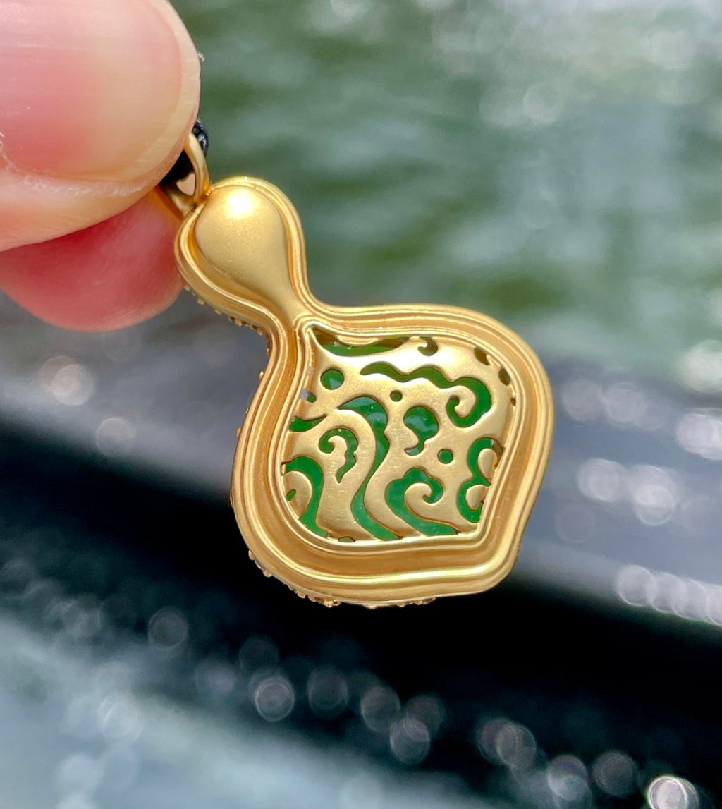 绿随形 顺原石天然轮廓，琢一方绿翡随形。（wg0031707）