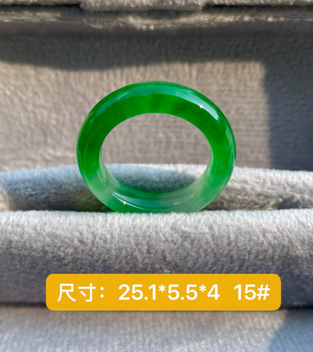 绿戒圈 翠色浓润鲜亮，玉质细腻莹润，水光内敛。（wg0033106）