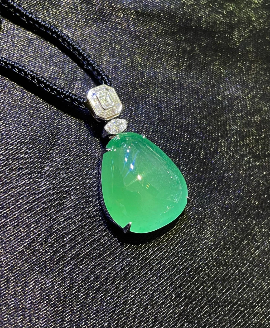 水滴 一滴凝水滴，翠色伴雪痕 （wg0034464）