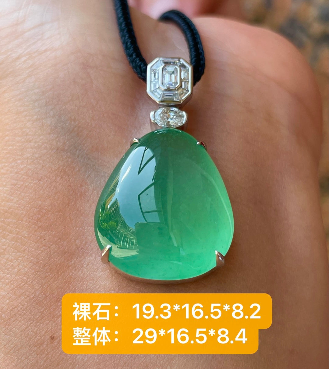 水滴 一滴凝水滴，翠色伴雪痕 （wg0034464）