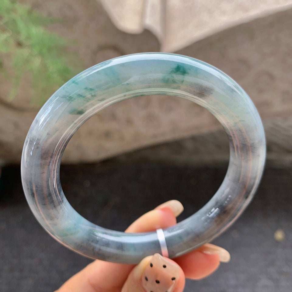 糯种乌鸡飘绿翡翠圆条手镯（57.2mm）（yc017423）