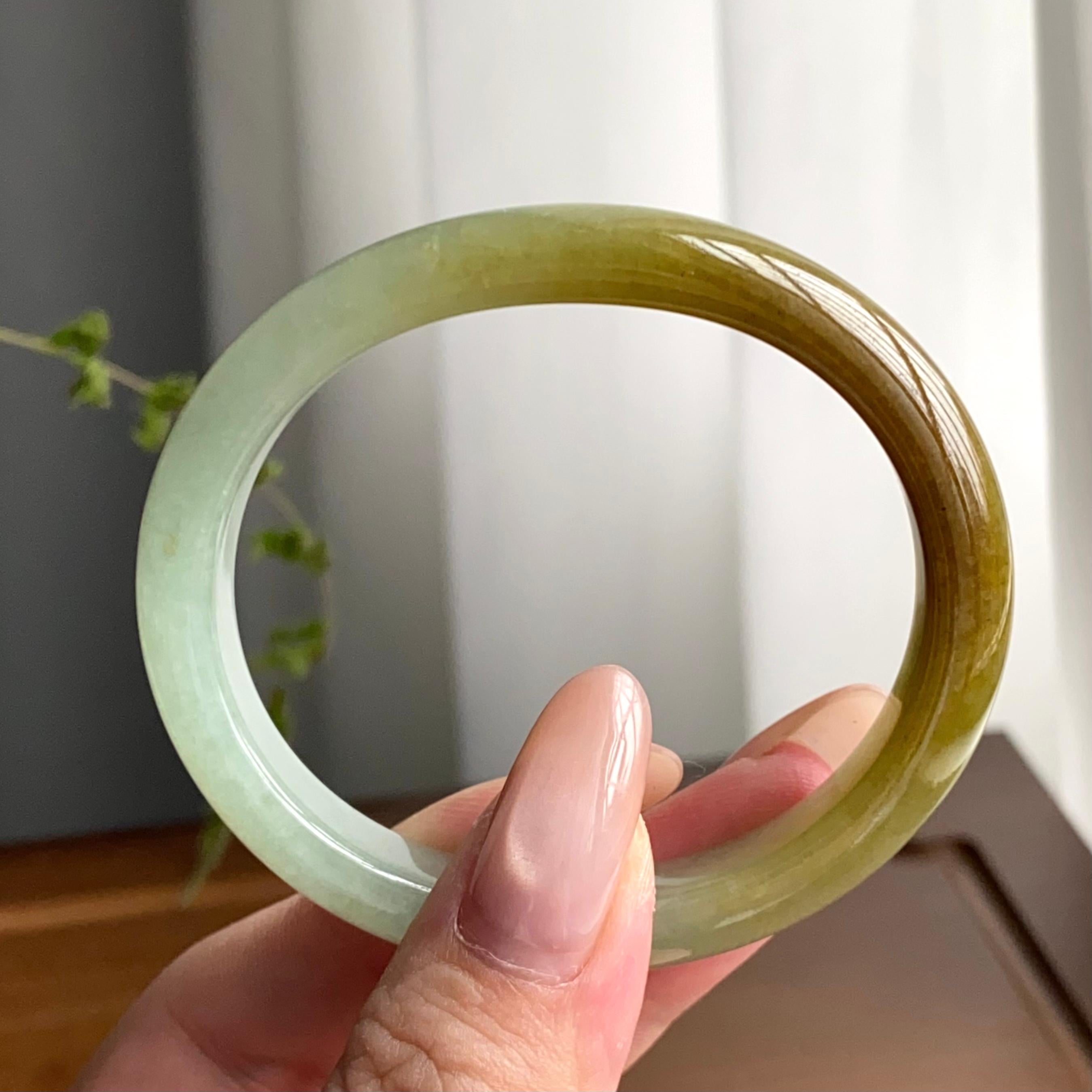 糯冰种黄翡伴山水贵妃镯（53圈）（yc247633）