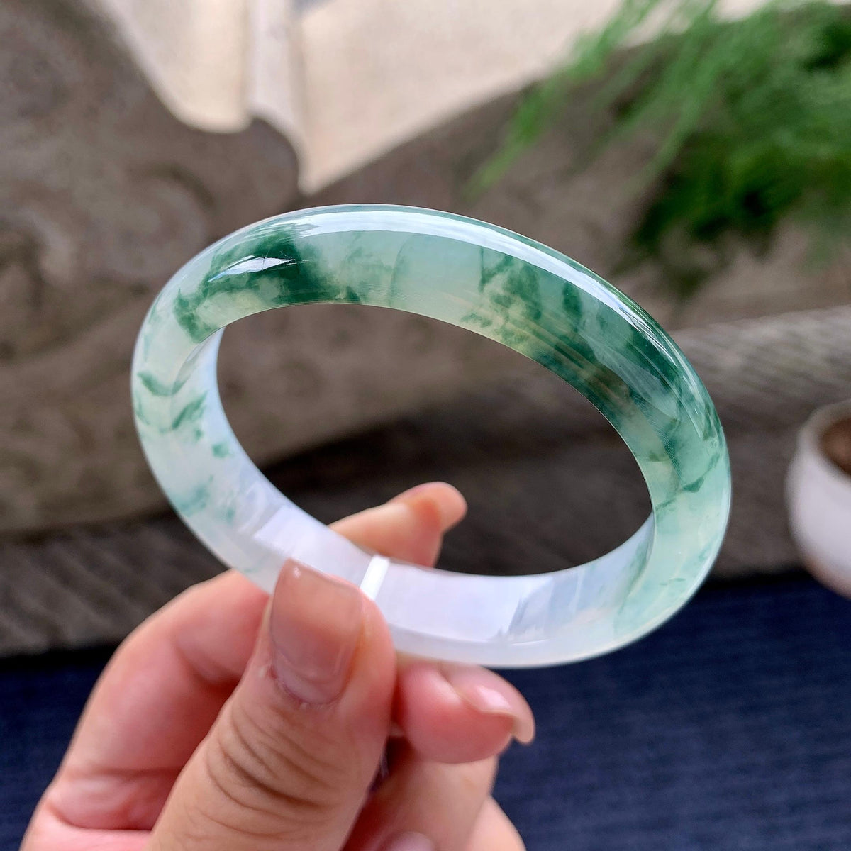 糯冰种飘绿花贵妃手镯 55.4圈口 （yc536183）