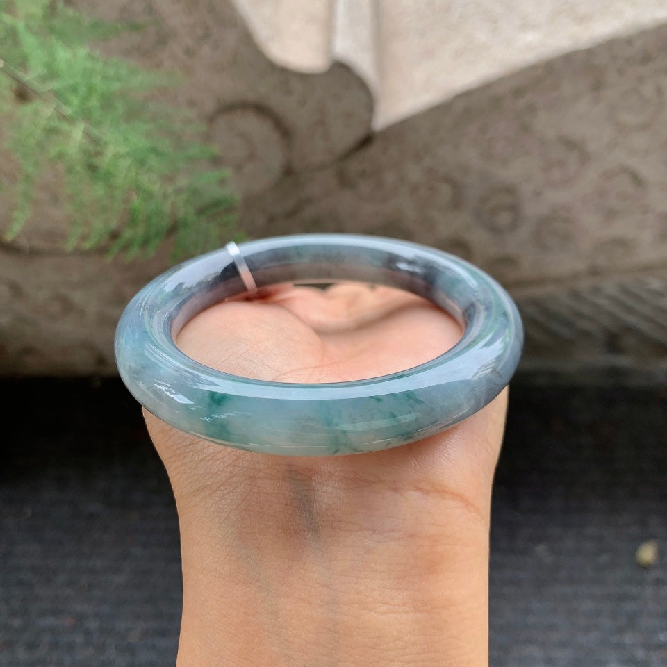 糯种乌鸡飘绿翡翠圆条手镯（57.2mm）（yc017423）