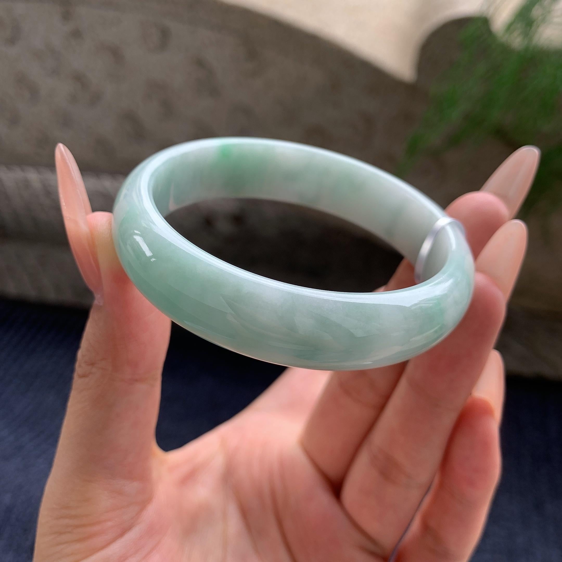 糯种果绿色 55.5圈口 天然缅甸A货翡翠（yc530750）