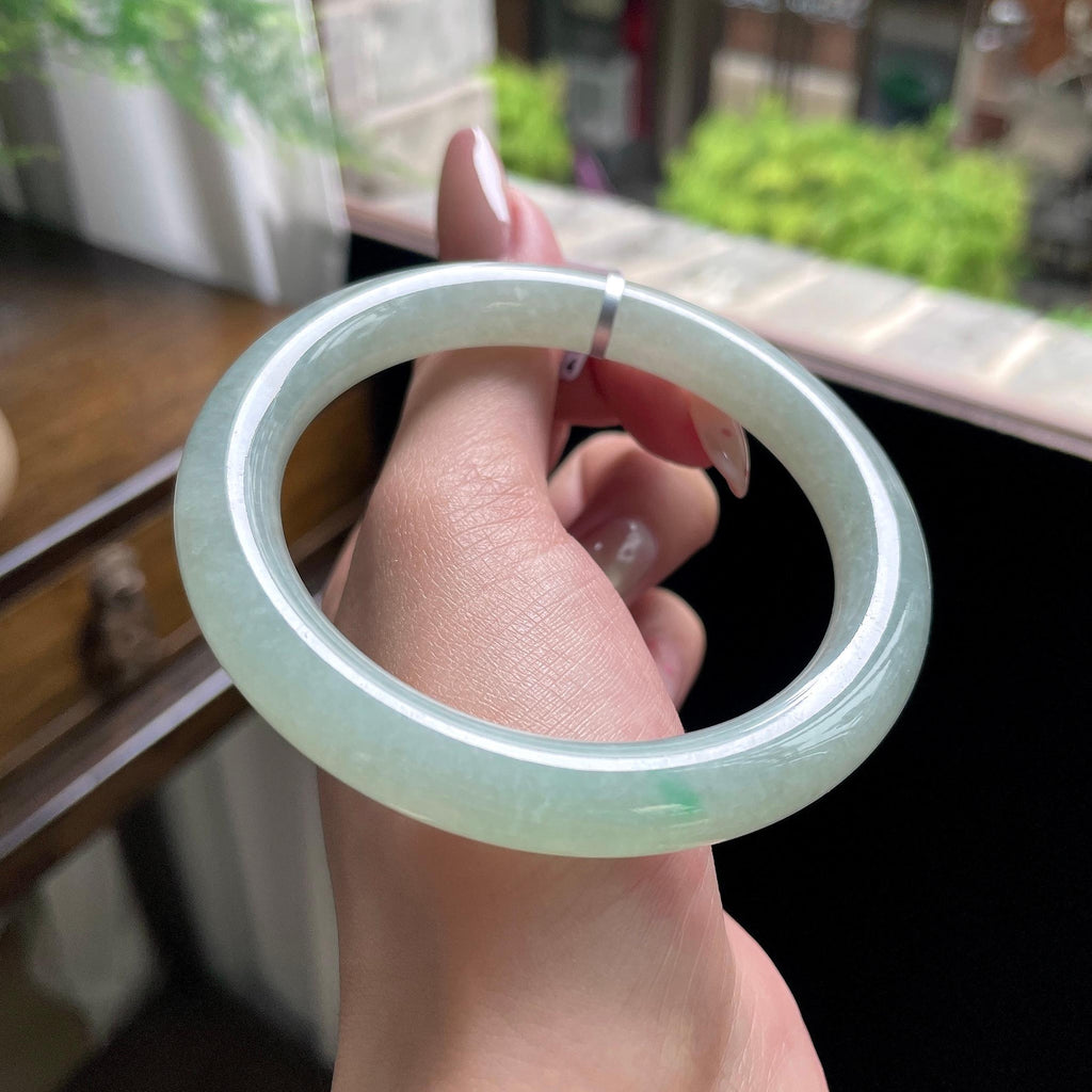 大圈口 细糯种晴绿底飘翠绿圆条 58圈 天然缅甸A货翡翠（yc696398）