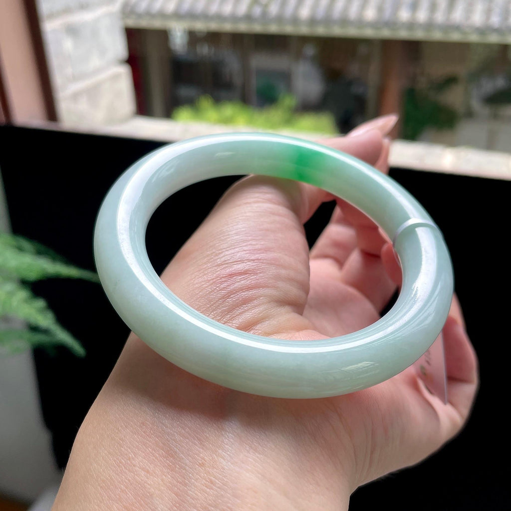 大圈口 糯种果绿底飘绿白底青圆条 61圈口 天然缅甸A货翡翠（yc527793）
