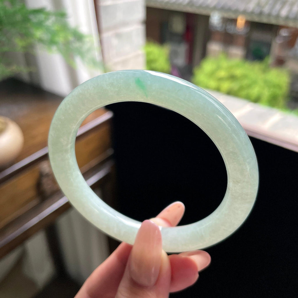 大圈口 细糯种晴绿底飘翠绿圆条 58圈 天然缅甸A货翡翠（yc696398）