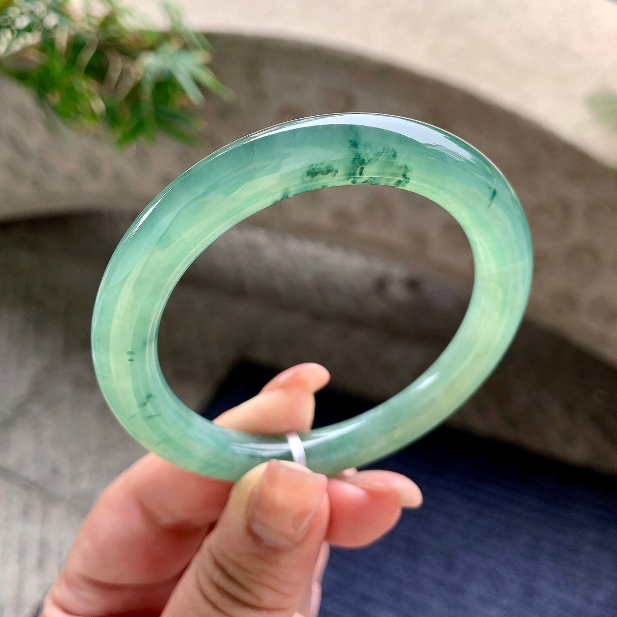 糯冰种湖水绿飘蓝花圆条手镯 55圈口 天然缅甸A货翡翠（yc701184）