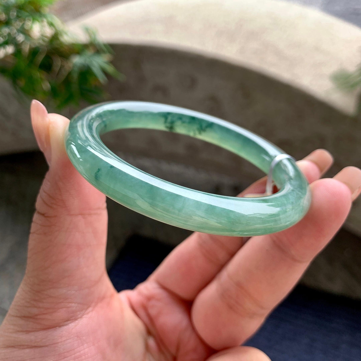 糯冰种湖水绿飘蓝花圆条手镯 55圈口 天然缅甸A货翡翠（yc701184）