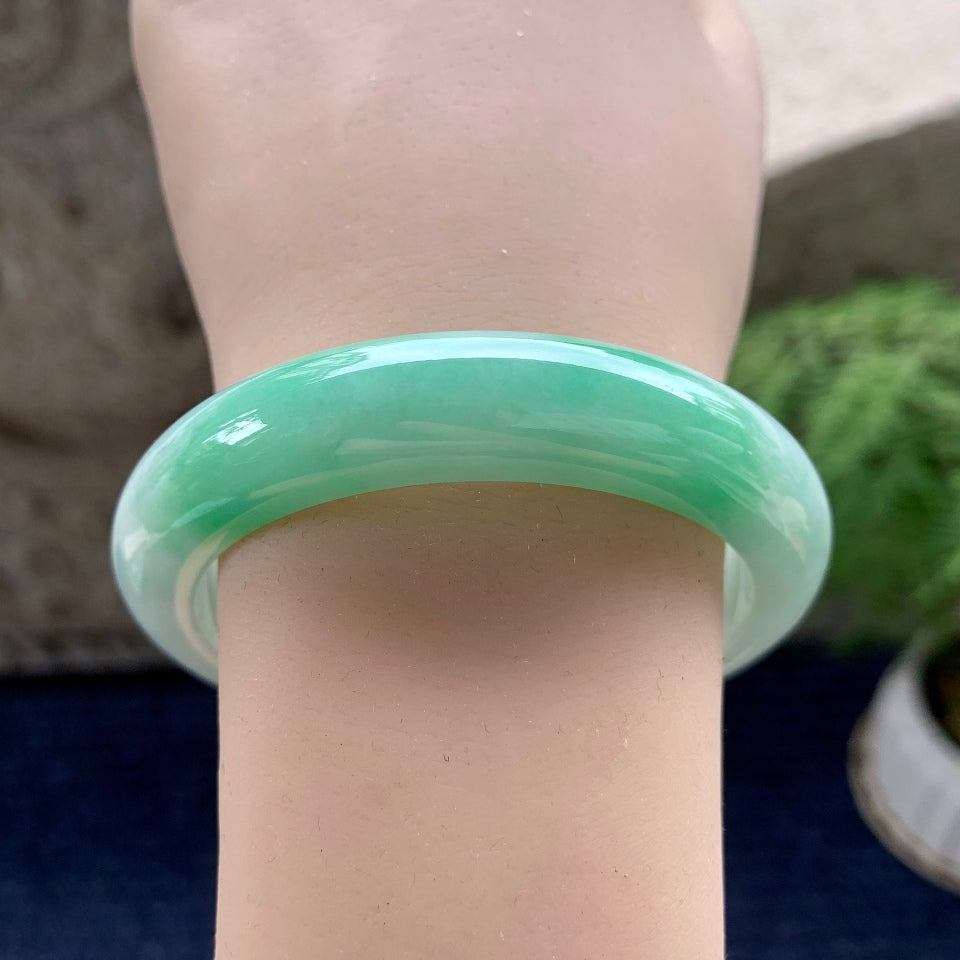 细糯种飘绿平安镯（55.7mm）（yc090499）
