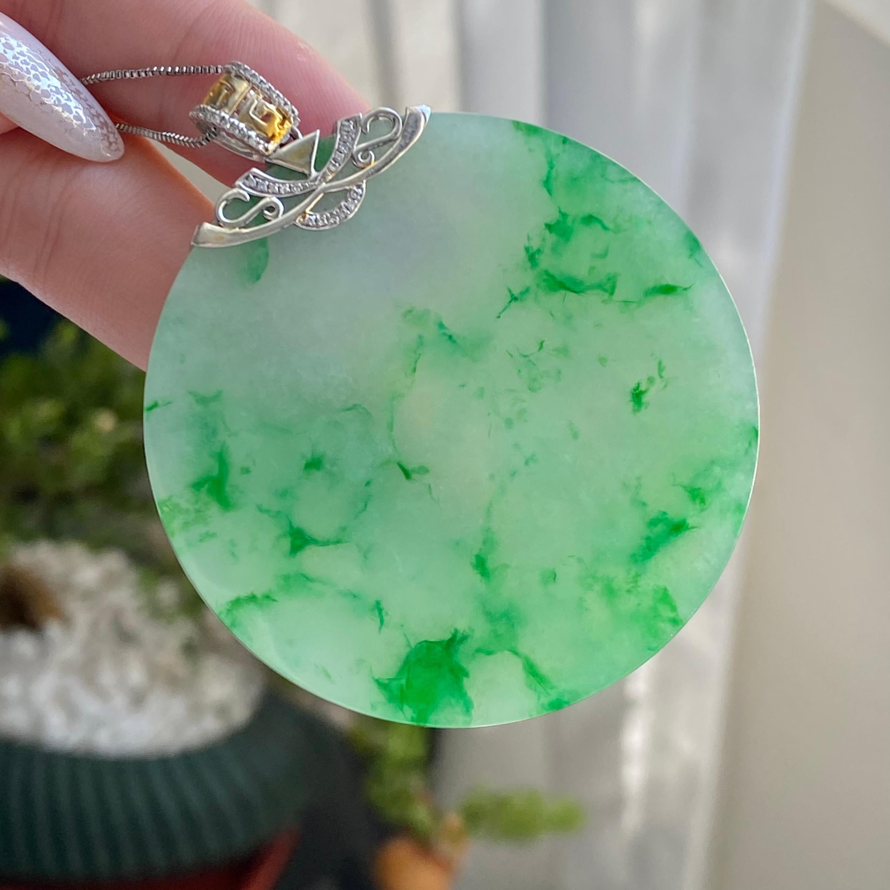 18k金钻镶糯冰种飘金丝阳绿圆牌吊坠（yc214450）