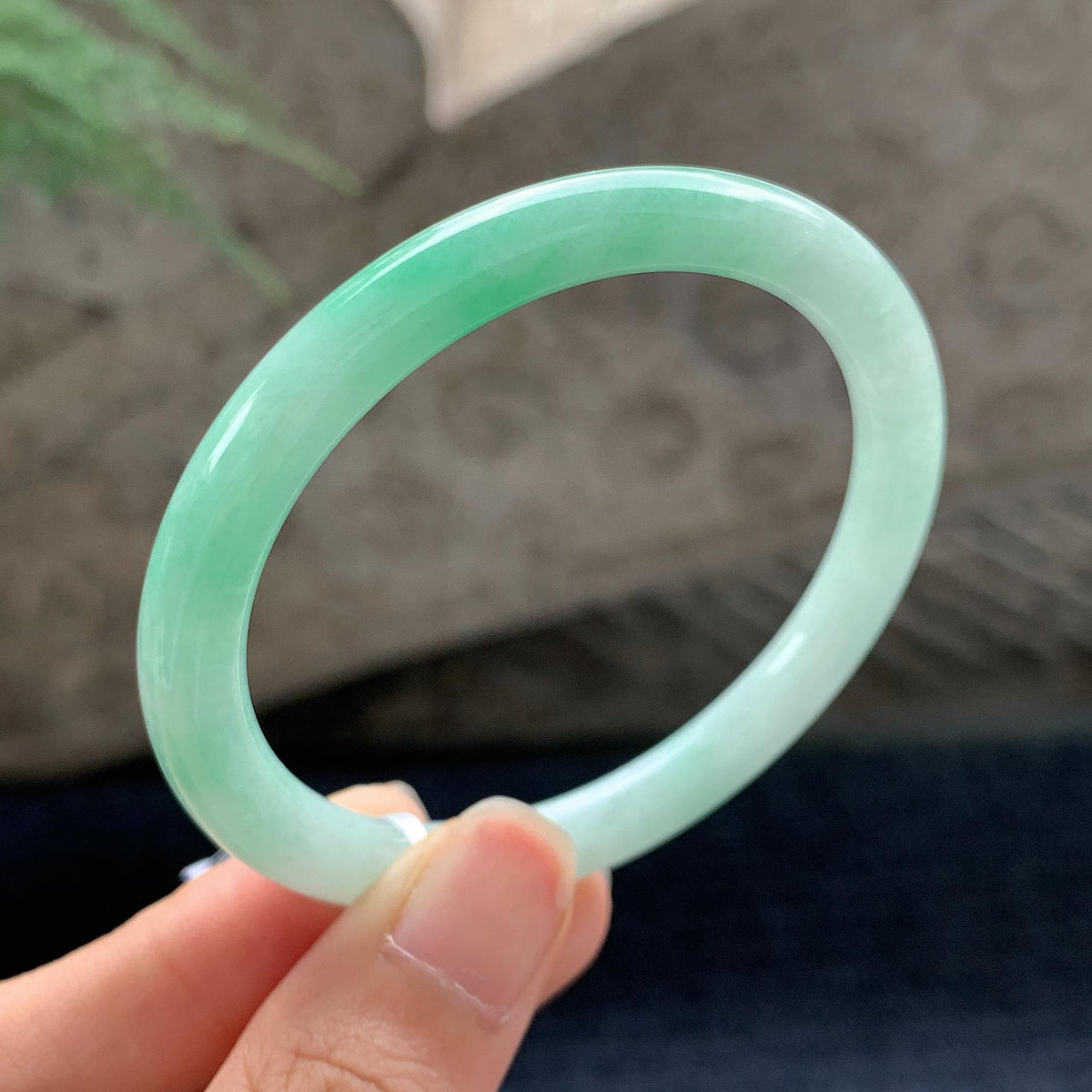 细糯种飘绿圆条手镯 51.5圈 天然缅甸A货翡翠（yc696421）